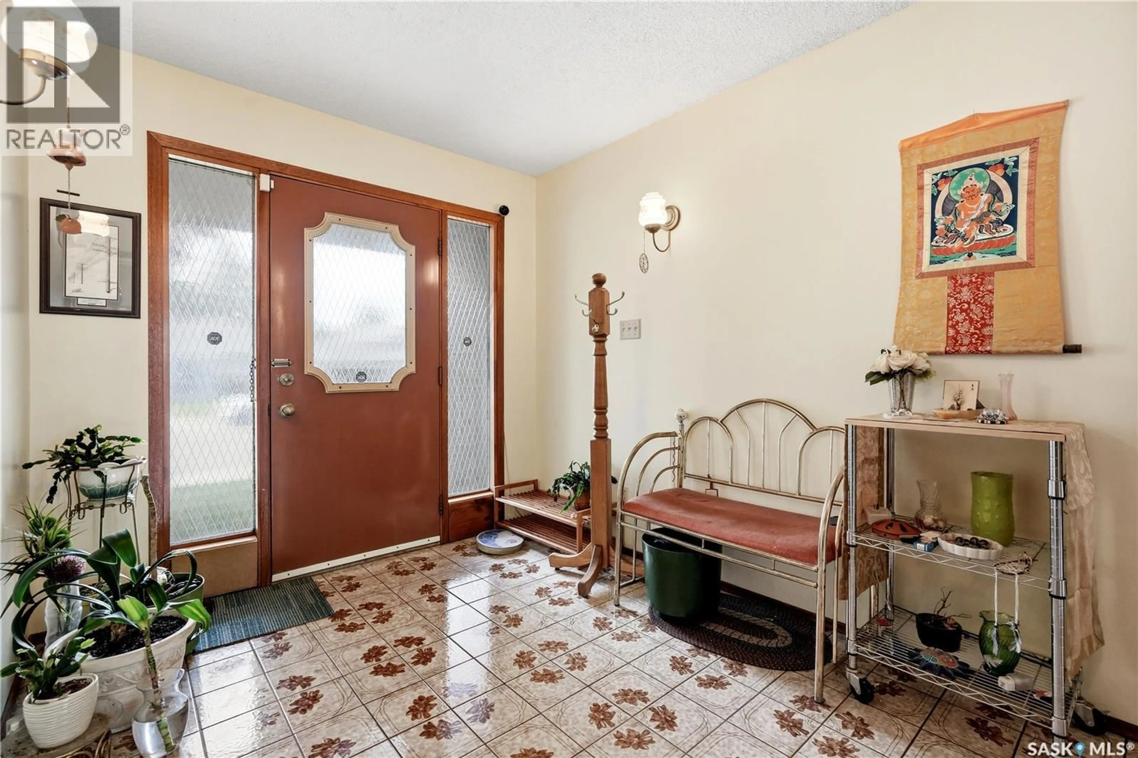 Indoor foyer for 211 KEELEY CRESCENT, Saskatoon Saskatchewan S7J4B9