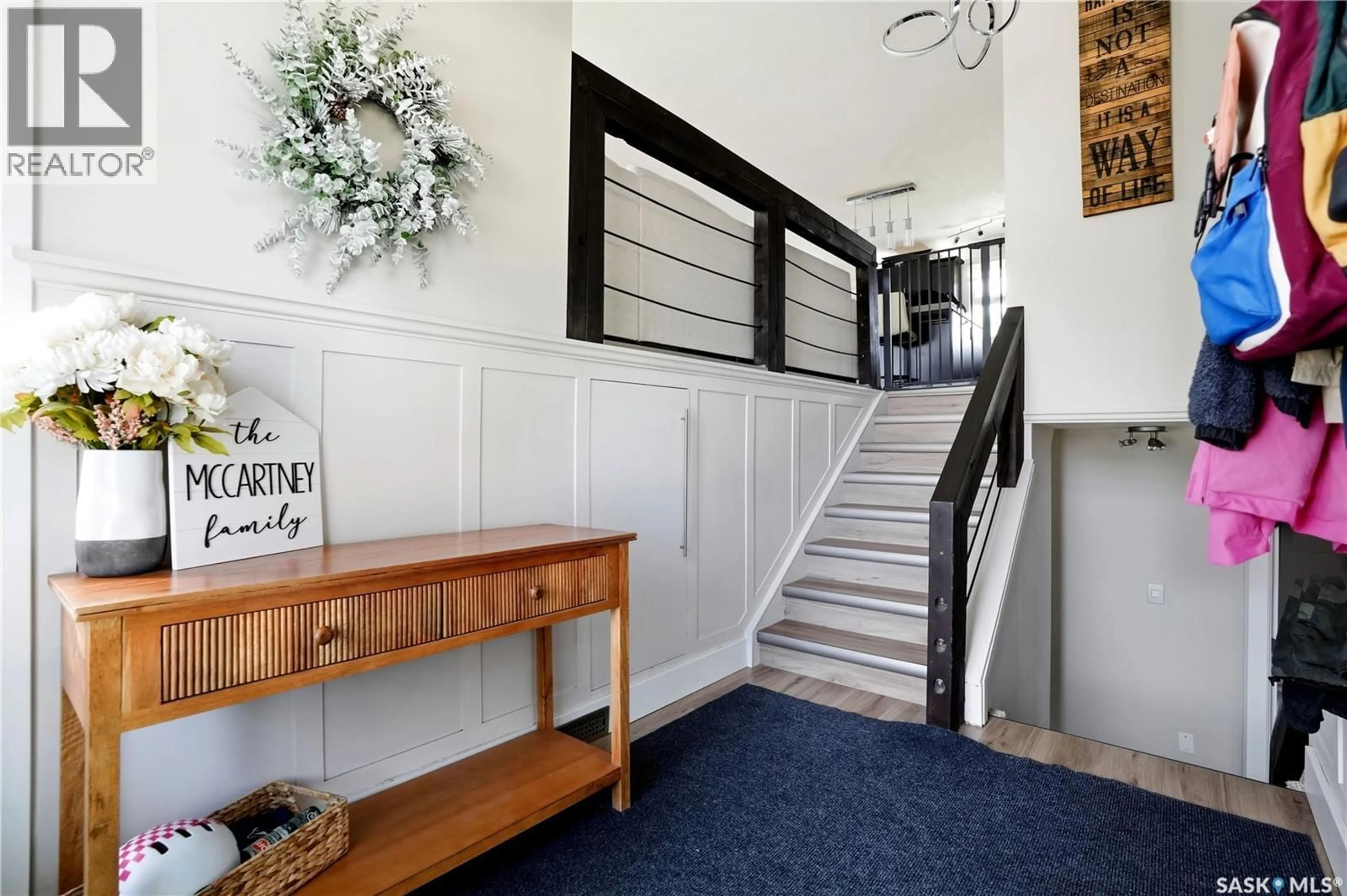 Indoor foyer for 1388 PRINCE CRESCENT, Moose Jaw Saskatchewan S6H6E5