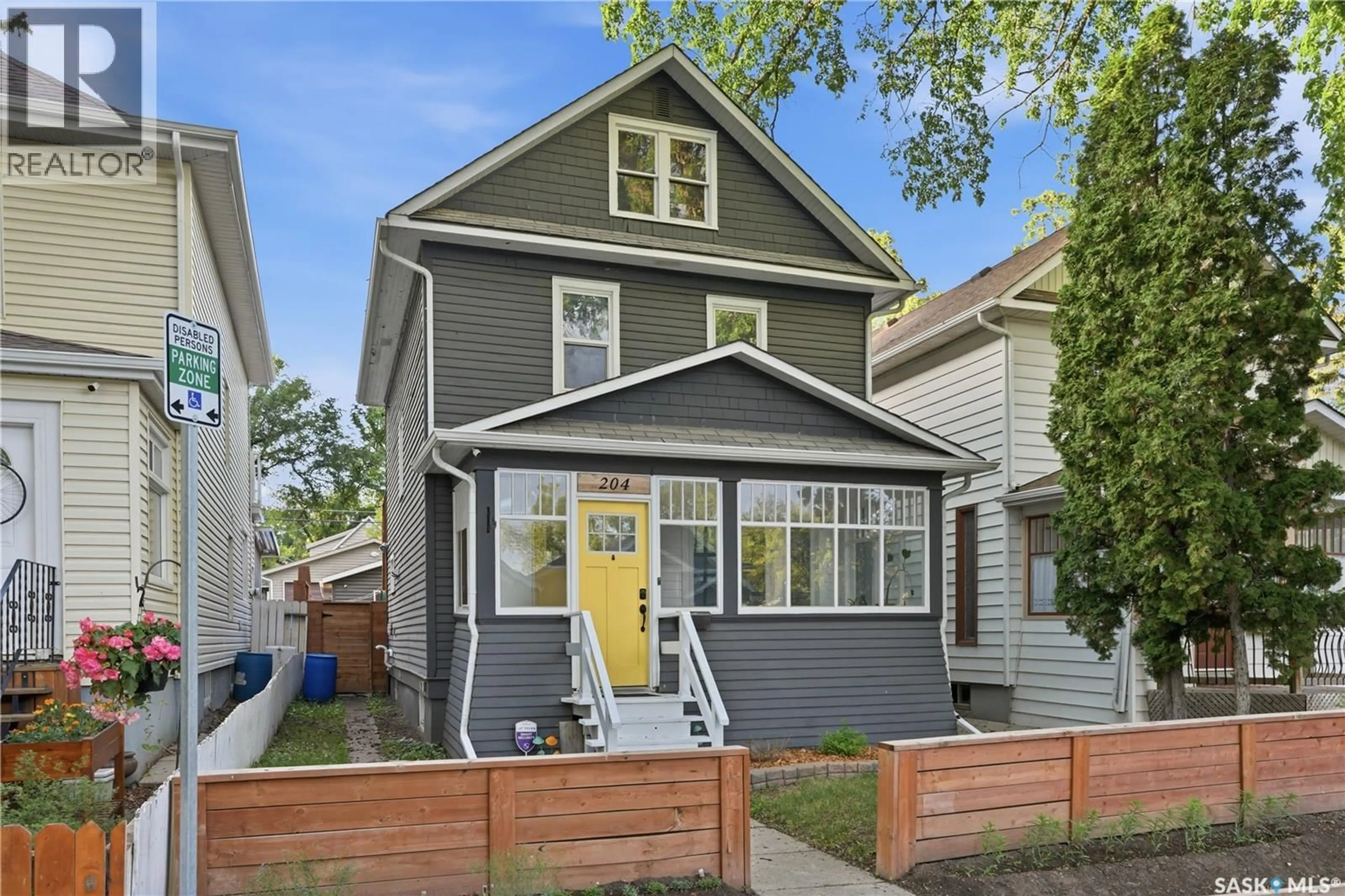 Home with vinyl exterior material, street for 204 26TH STREET, Saskatoon Saskatchewan S7L0H6