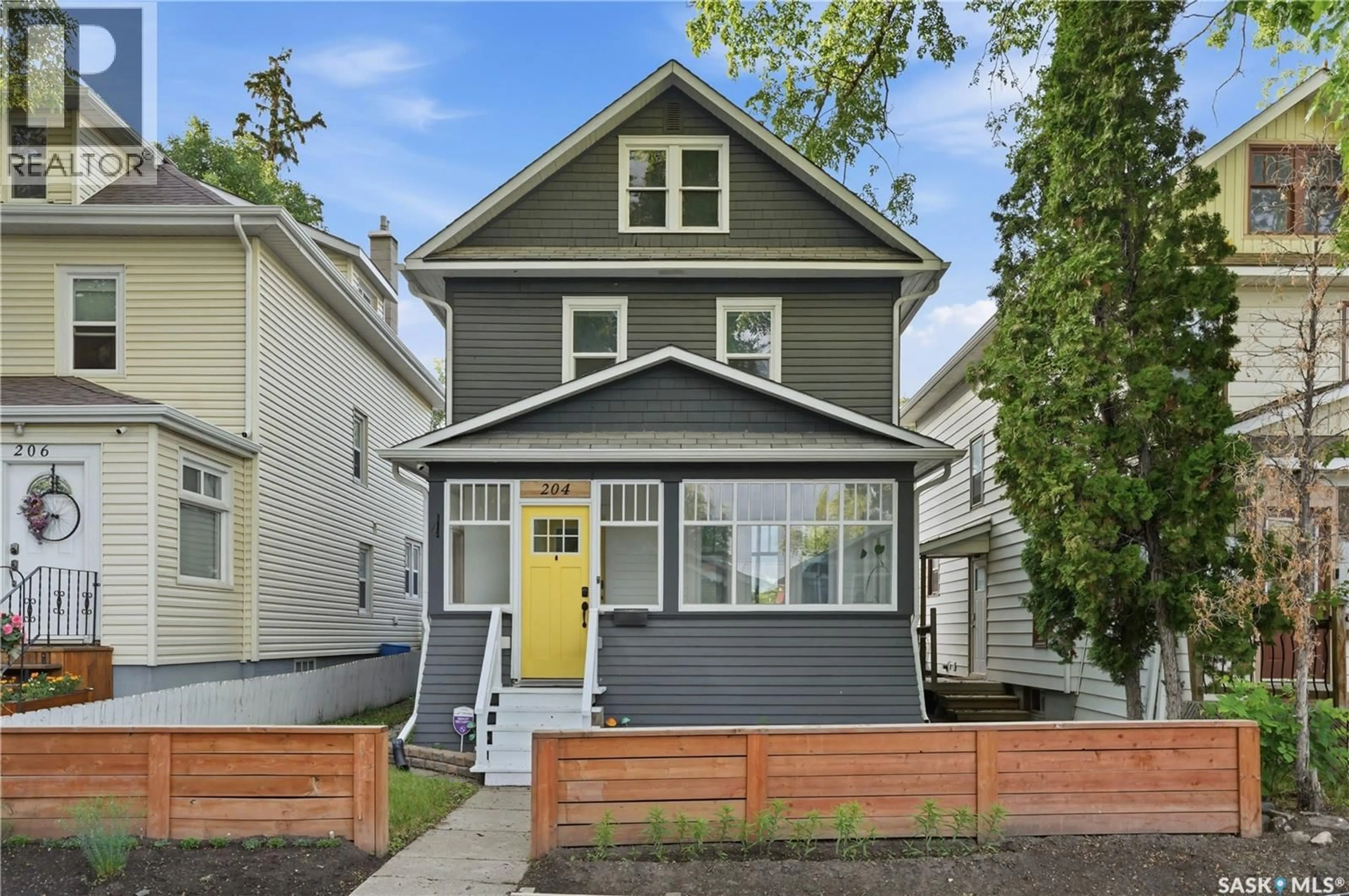 Home with vinyl exterior material, street for 204 26TH STREET, Saskatoon Saskatchewan S7L0H6