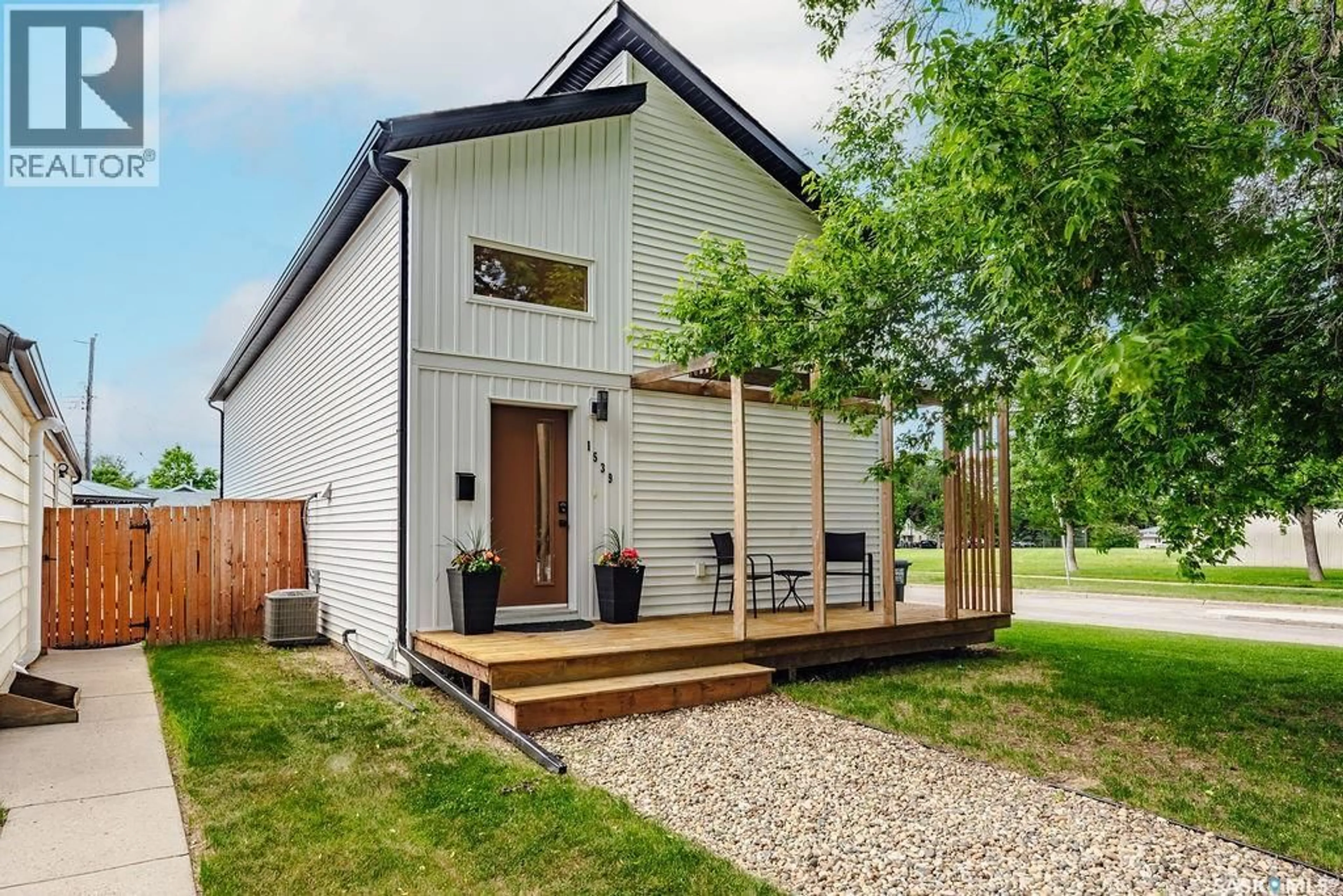 Home with vinyl exterior material, street for 1539 E AVENUE N, Saskatoon Saskatchewan S7L1T9