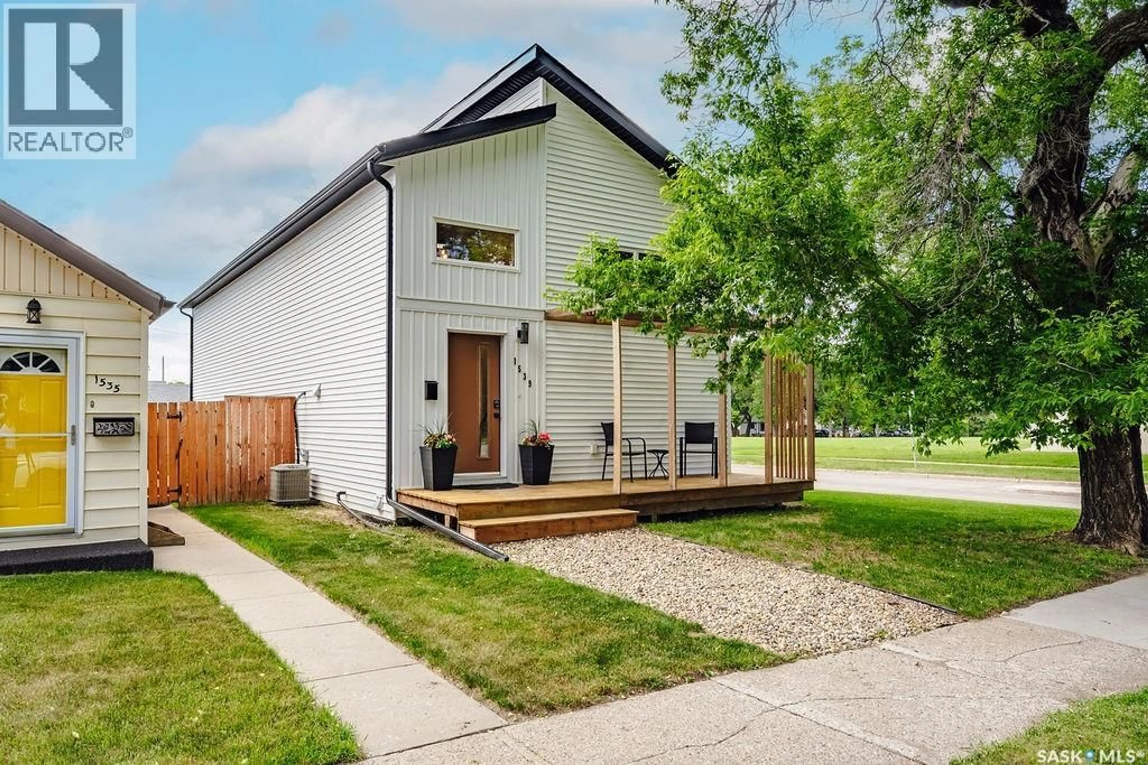 Home with brick exterior material, street for 1539 E AVENUE N, Saskatoon Saskatchewan S7L1T9