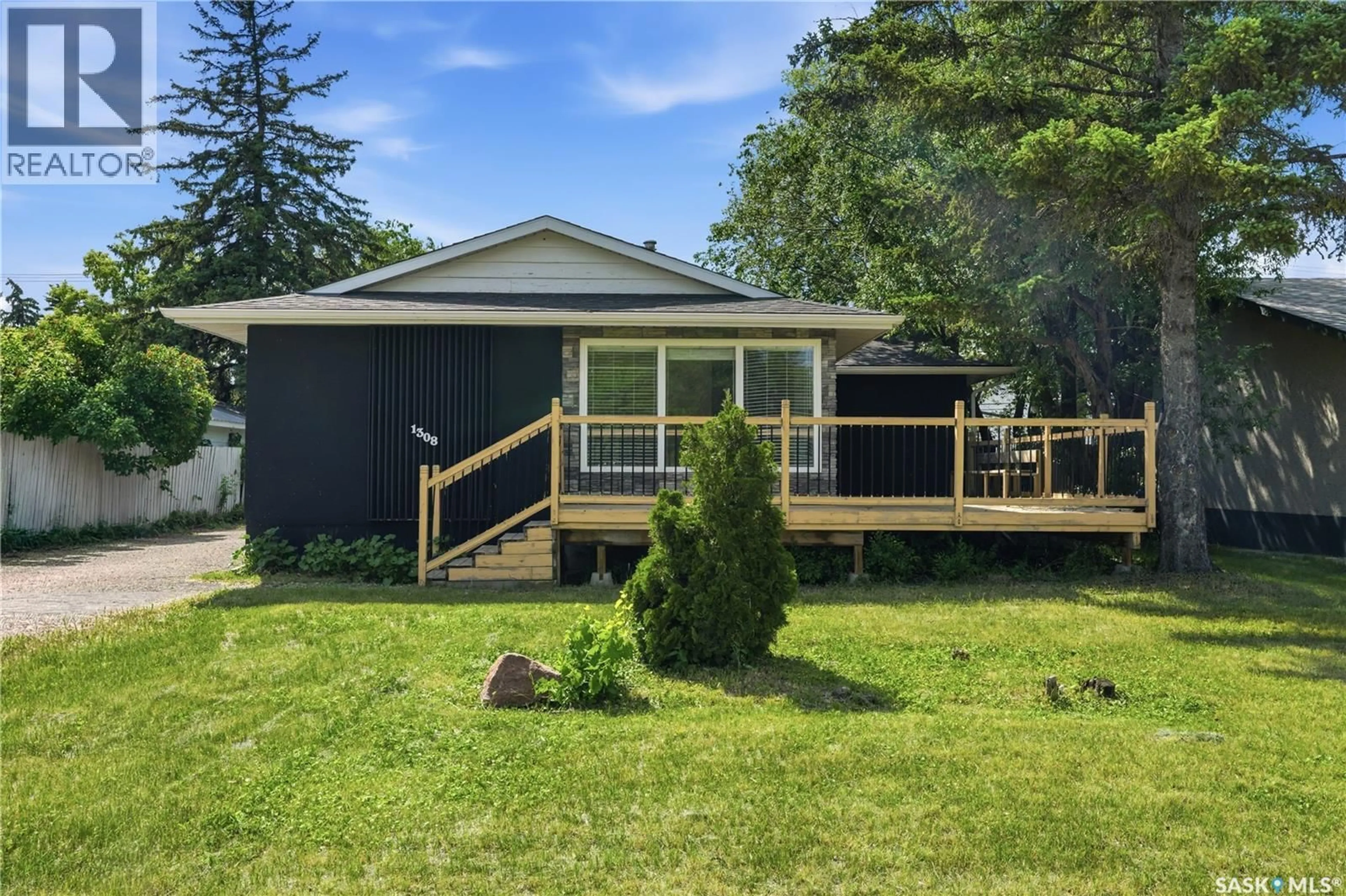 Home with vinyl exterior material, unknown for 1308 PRESTON AVENUE, Saskatoon Saskatchewan S7H2V4