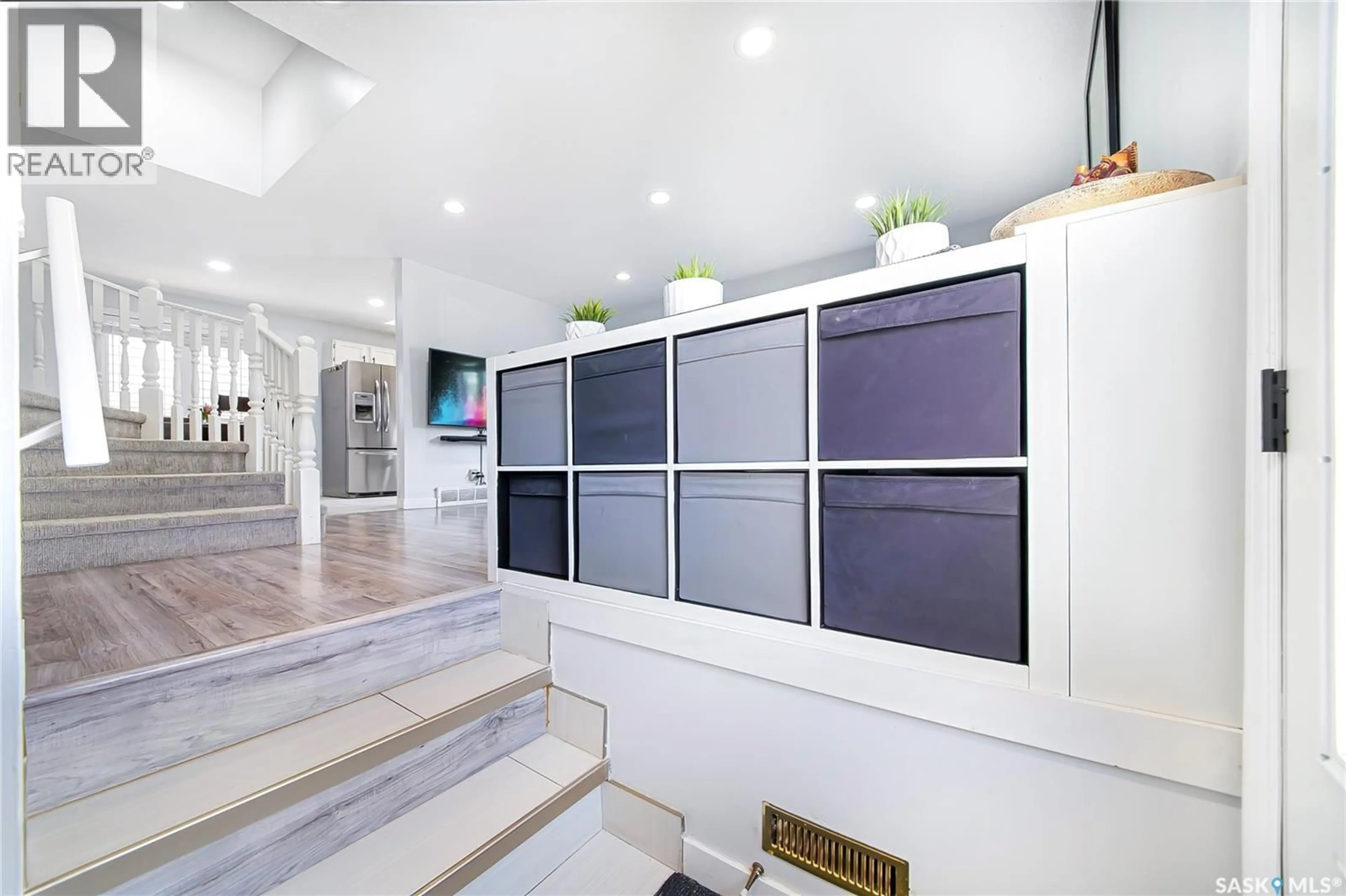 Indoor foyer for 555 NORDSTRUM ROAD, Saskatoon Saskatchewan S7K7X6