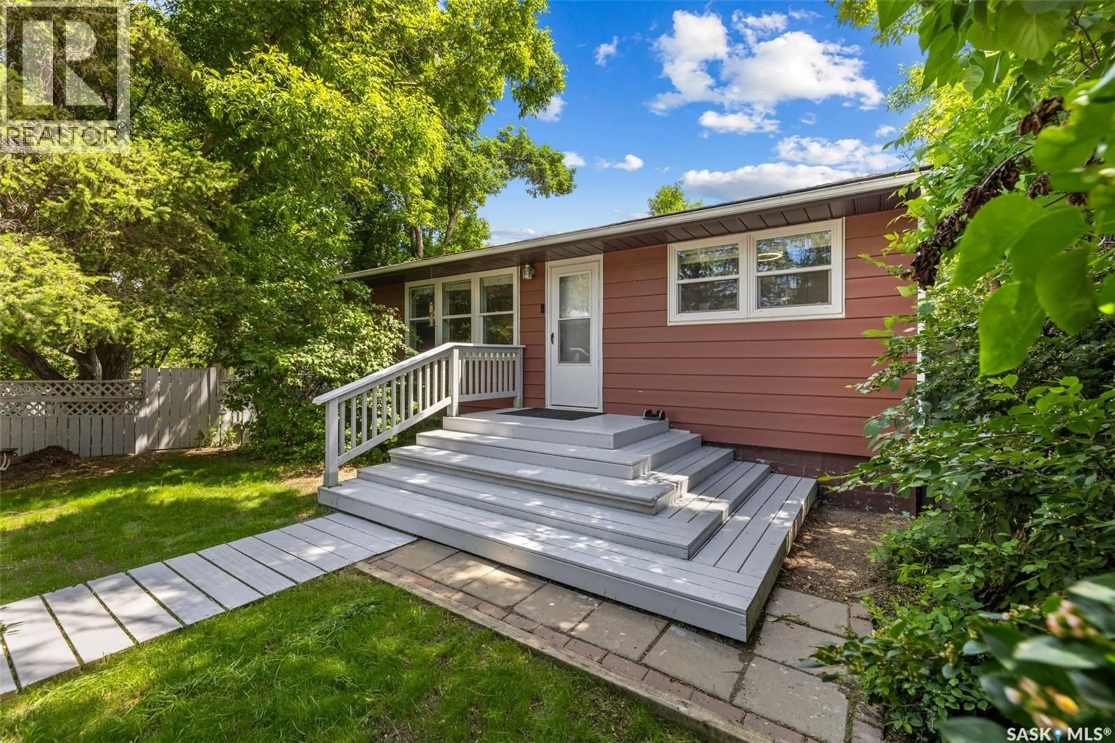Home with vinyl exterior material, street for 95 QU'APPELLE DRIVE, Lumsden Saskatchewan S0G3C0