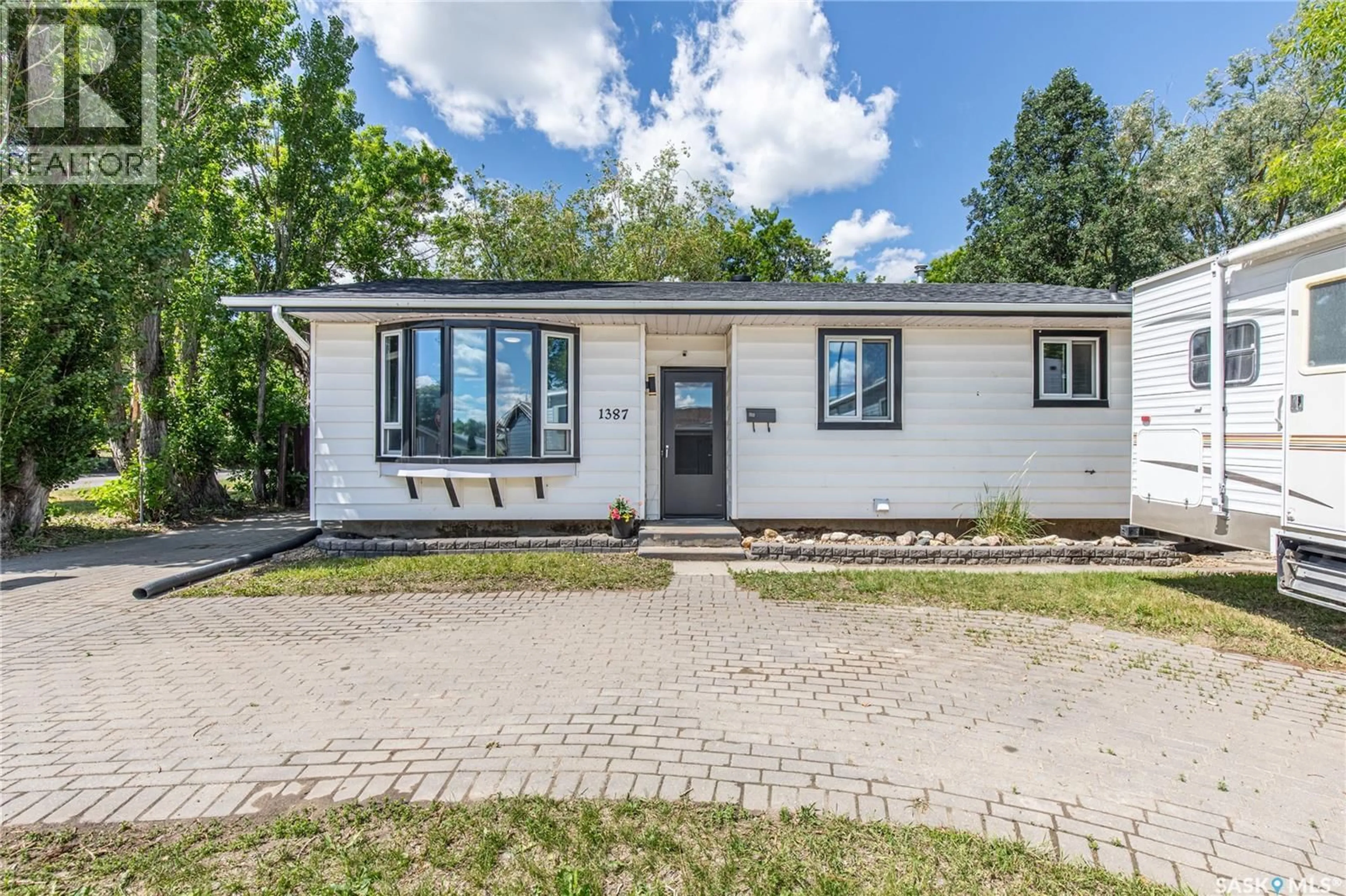Home with vinyl exterior material, street for 1387 MANITOU CRESCENT, Moose Jaw Saskatchewan S6H7C5