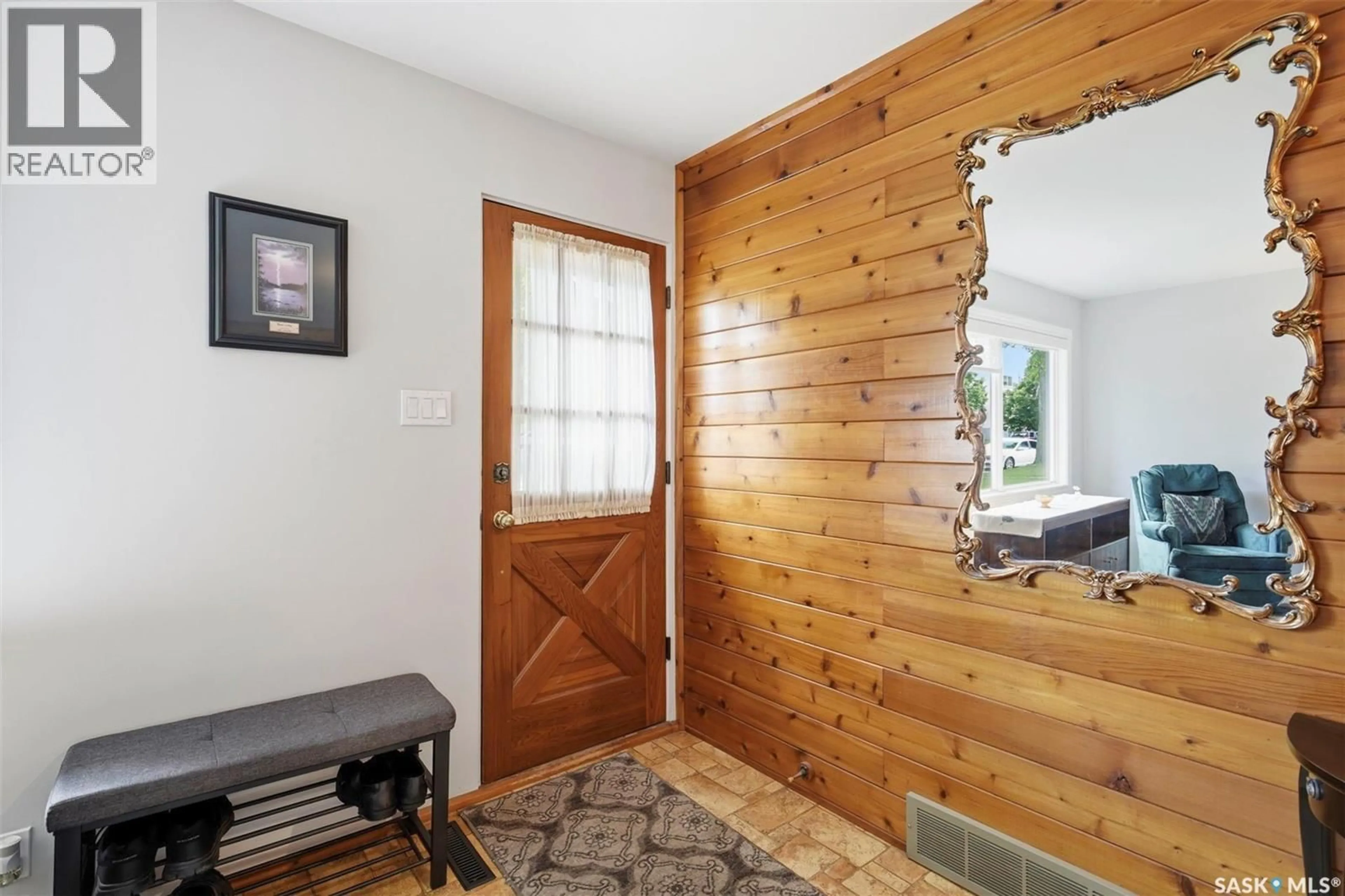 Indoor entryway for 2607 DUFFERIN AVENUE, Saskatoon Saskatchewan S7J1C7