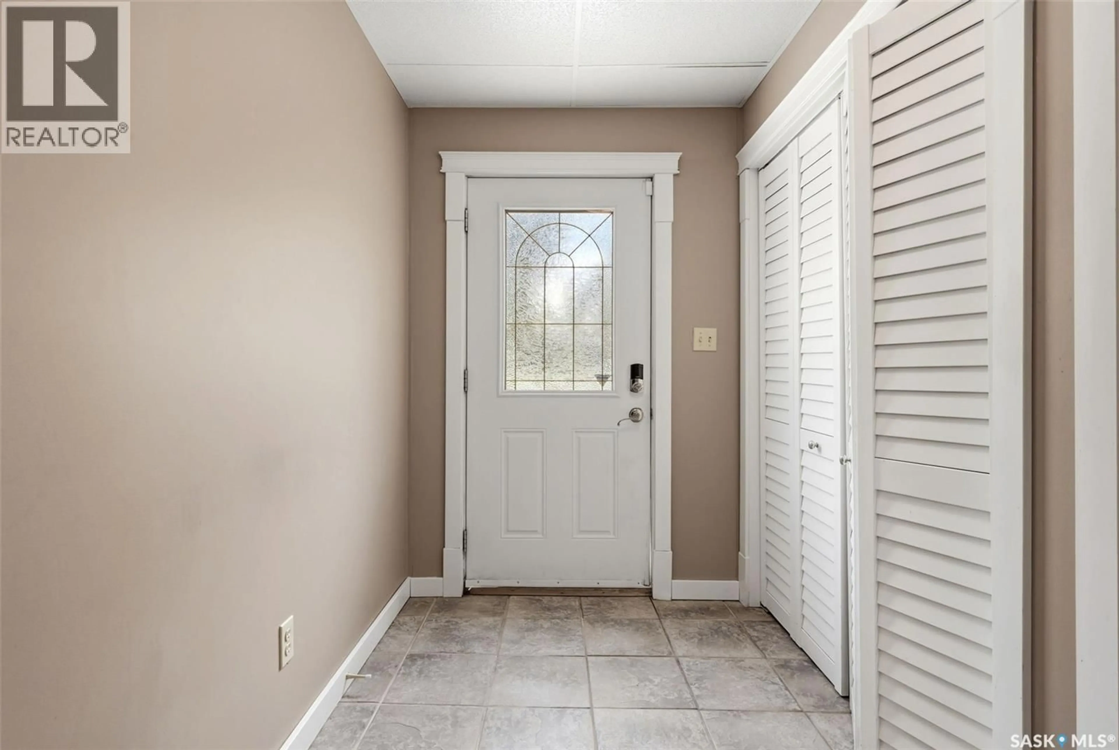 Indoor entryway for 4120 HILLSDALE STREET, Regina Saskatchewan S4S3Z1