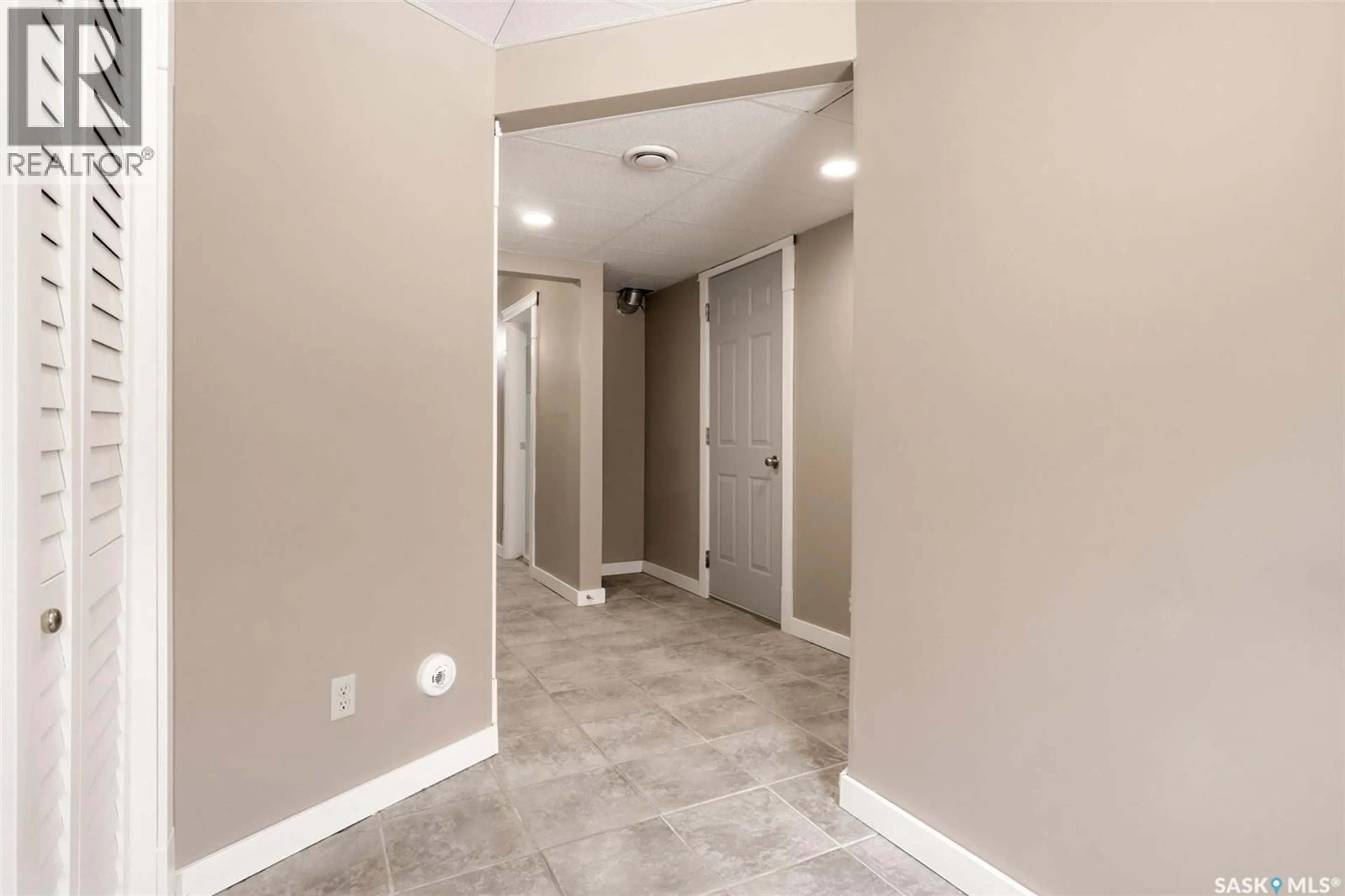 Indoor entryway for 4120 HILLSDALE STREET, Regina Saskatchewan S4S3Z1