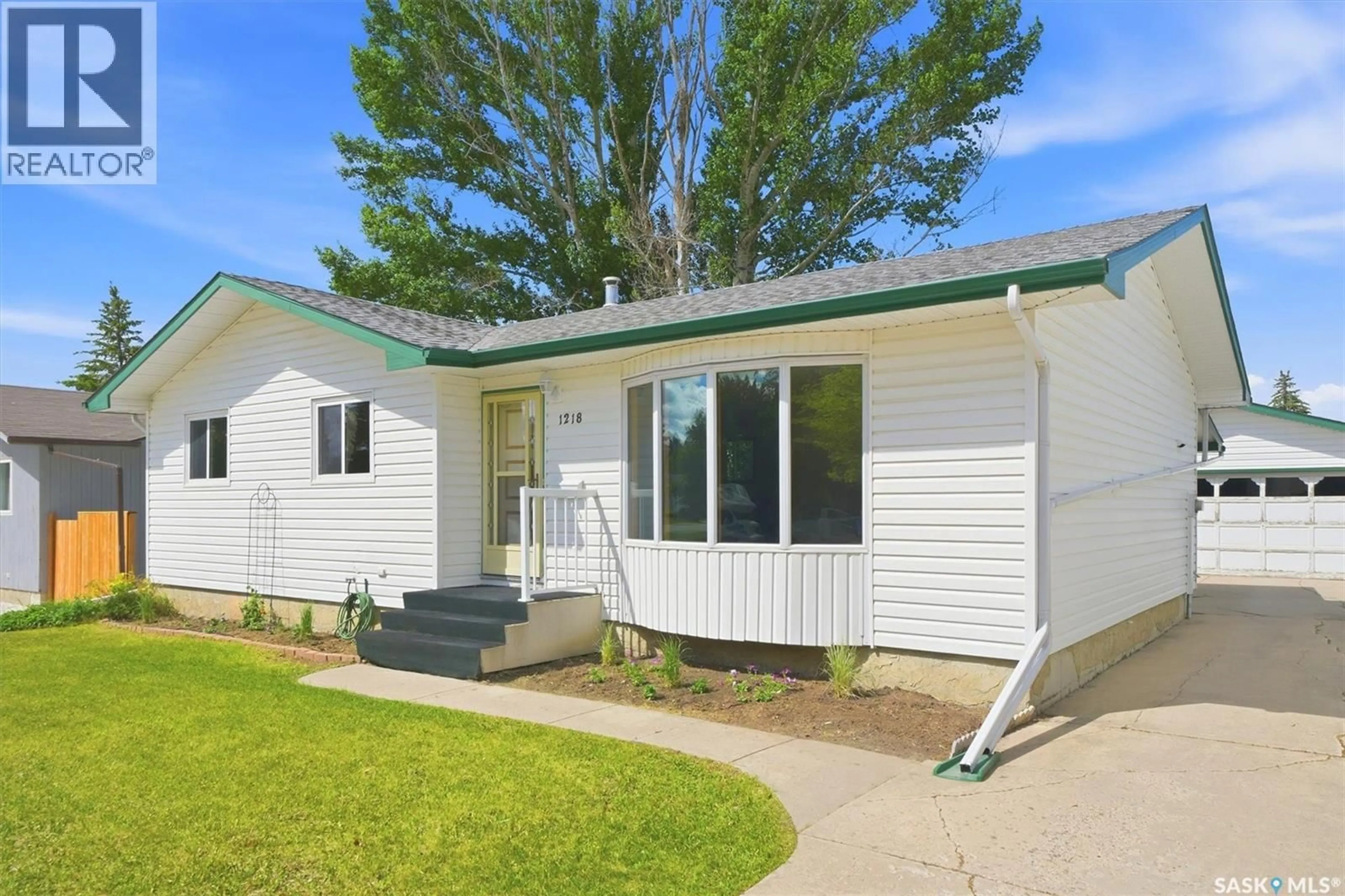 Home with vinyl exterior material, street for 1218 MOSS AVENUE, Saskatoon Saskatchewan S7H5A6