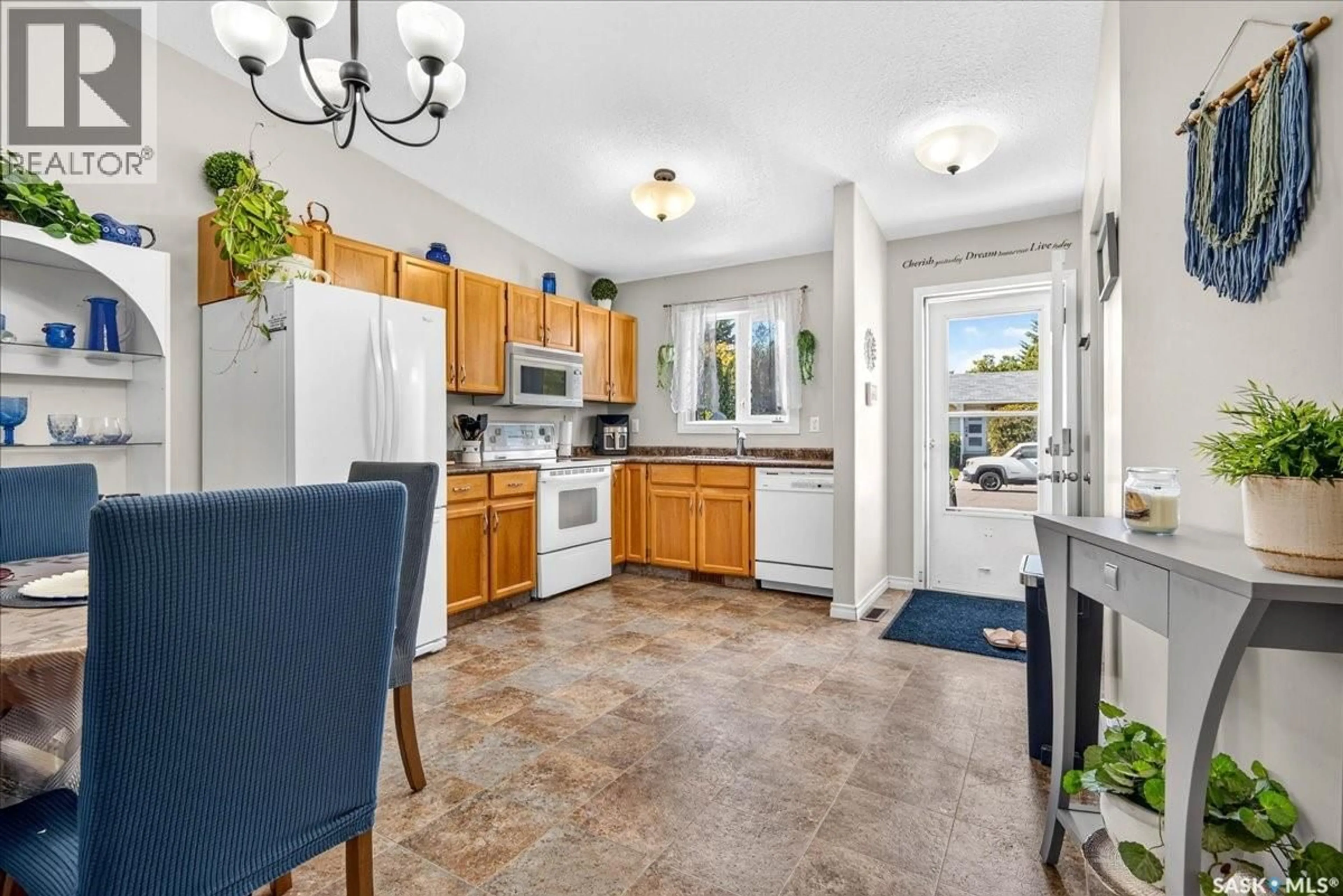 Open concept kitchen, ceramic/tile floor for 2732 SHOOTER DRIVE, Regina Saskatchewan S4V0Y7