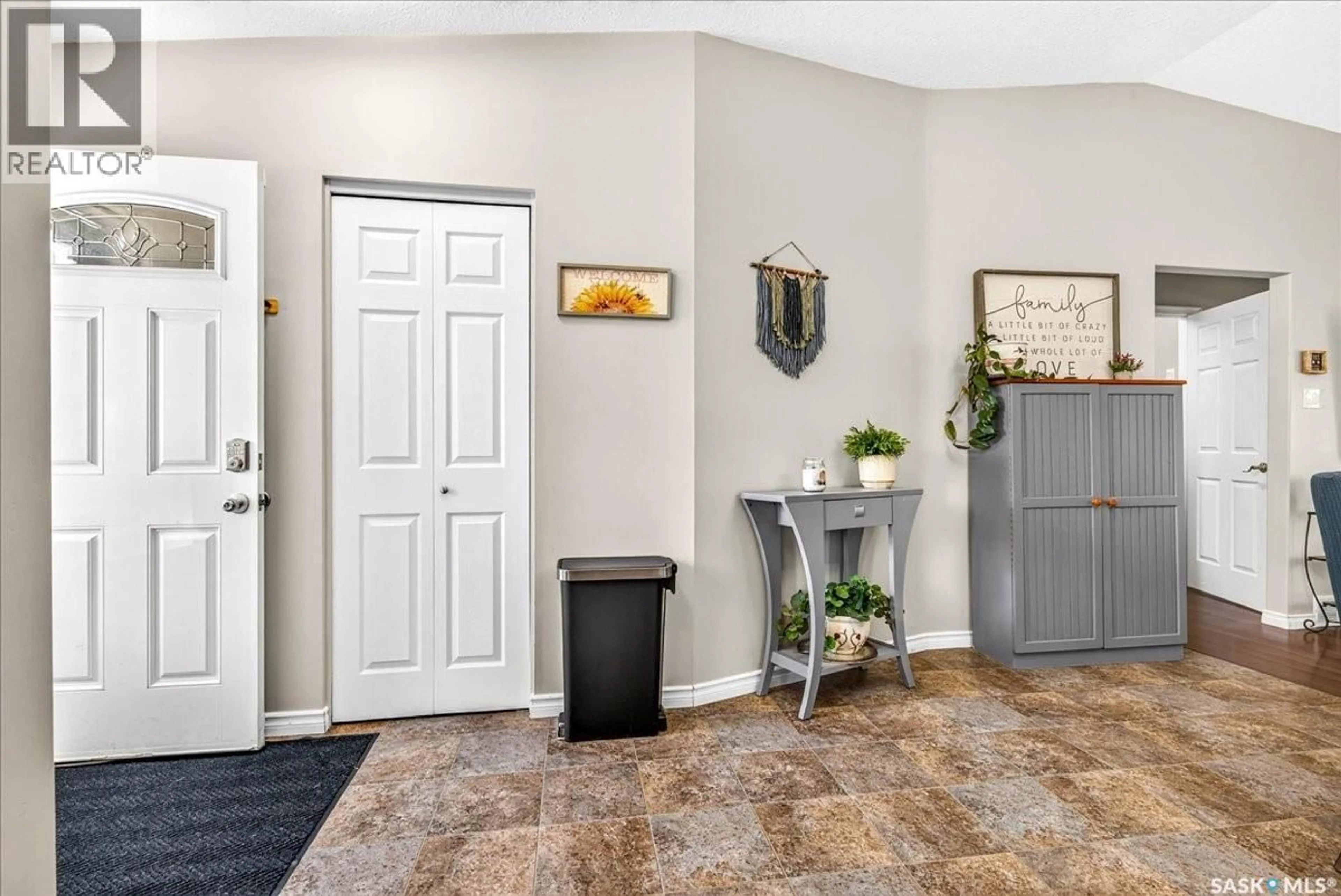 Indoor entryway for 2732 SHOOTER DRIVE, Regina Saskatchewan S4V0Y7