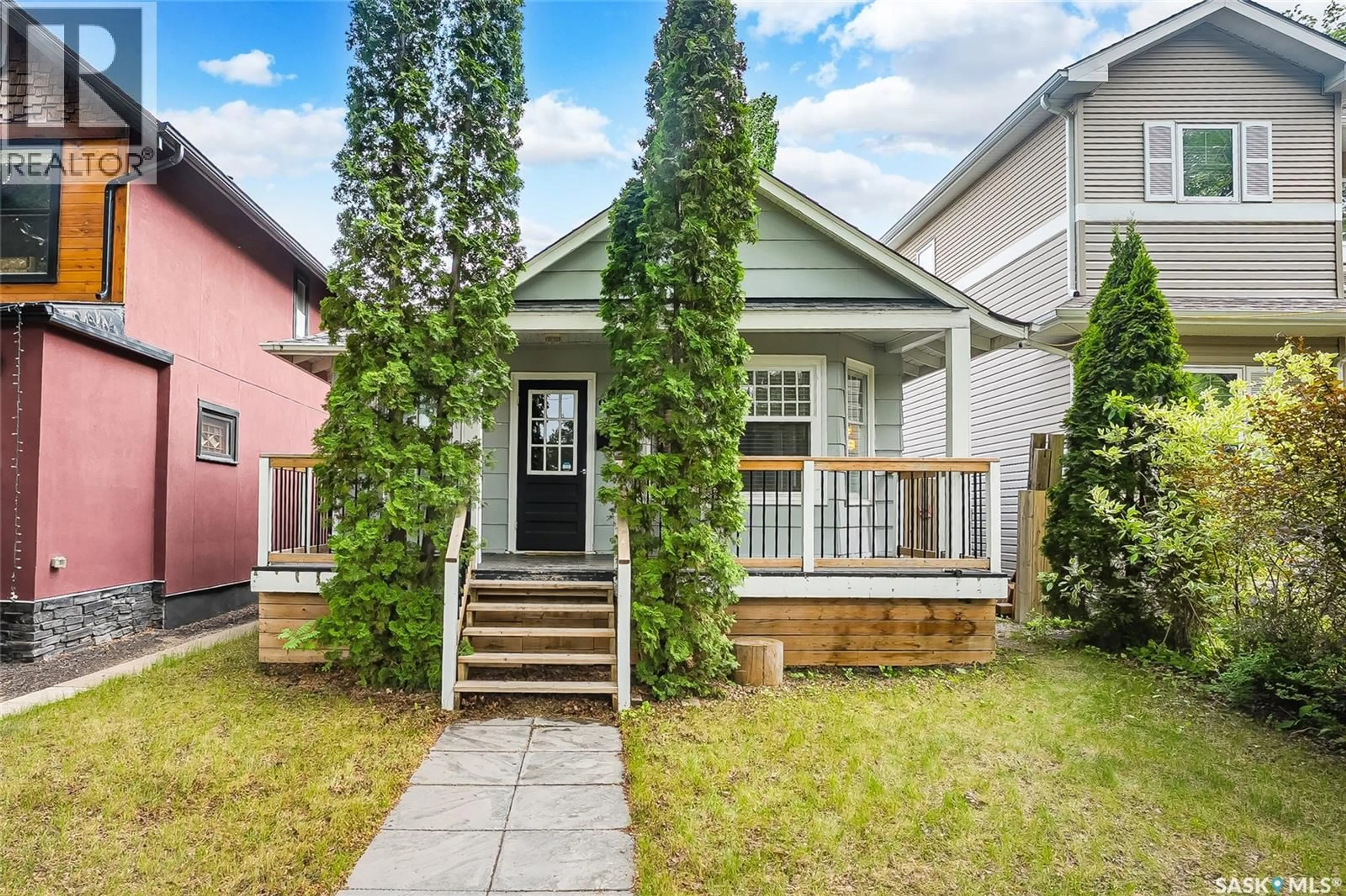 Home with vinyl exterior material, street for 902 10TH STREET, Saskatoon Saskatchewan S7H0H5