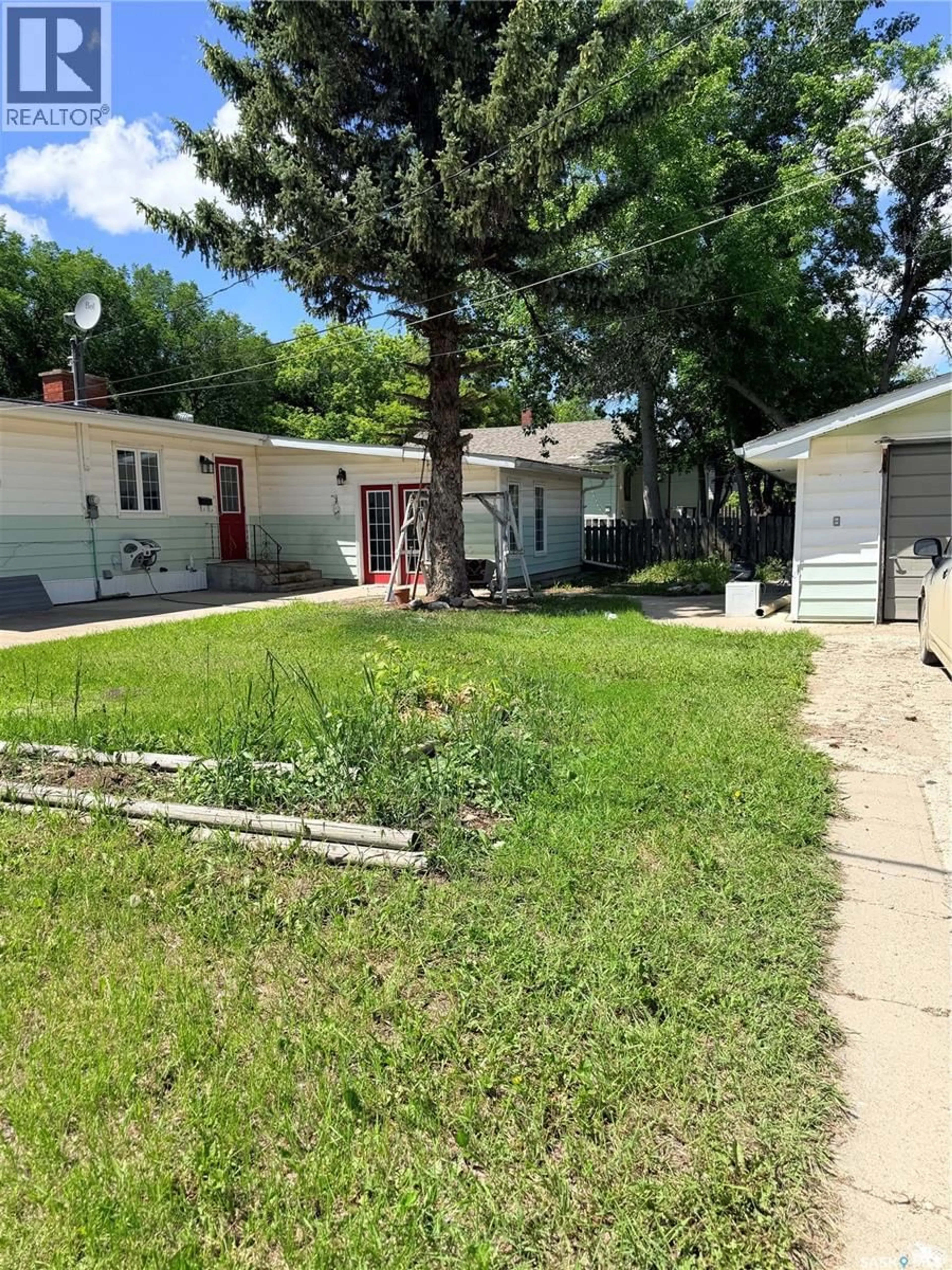 Unknown for 706 3RD STREET, Shaunavon Saskatchewan S0N2M0