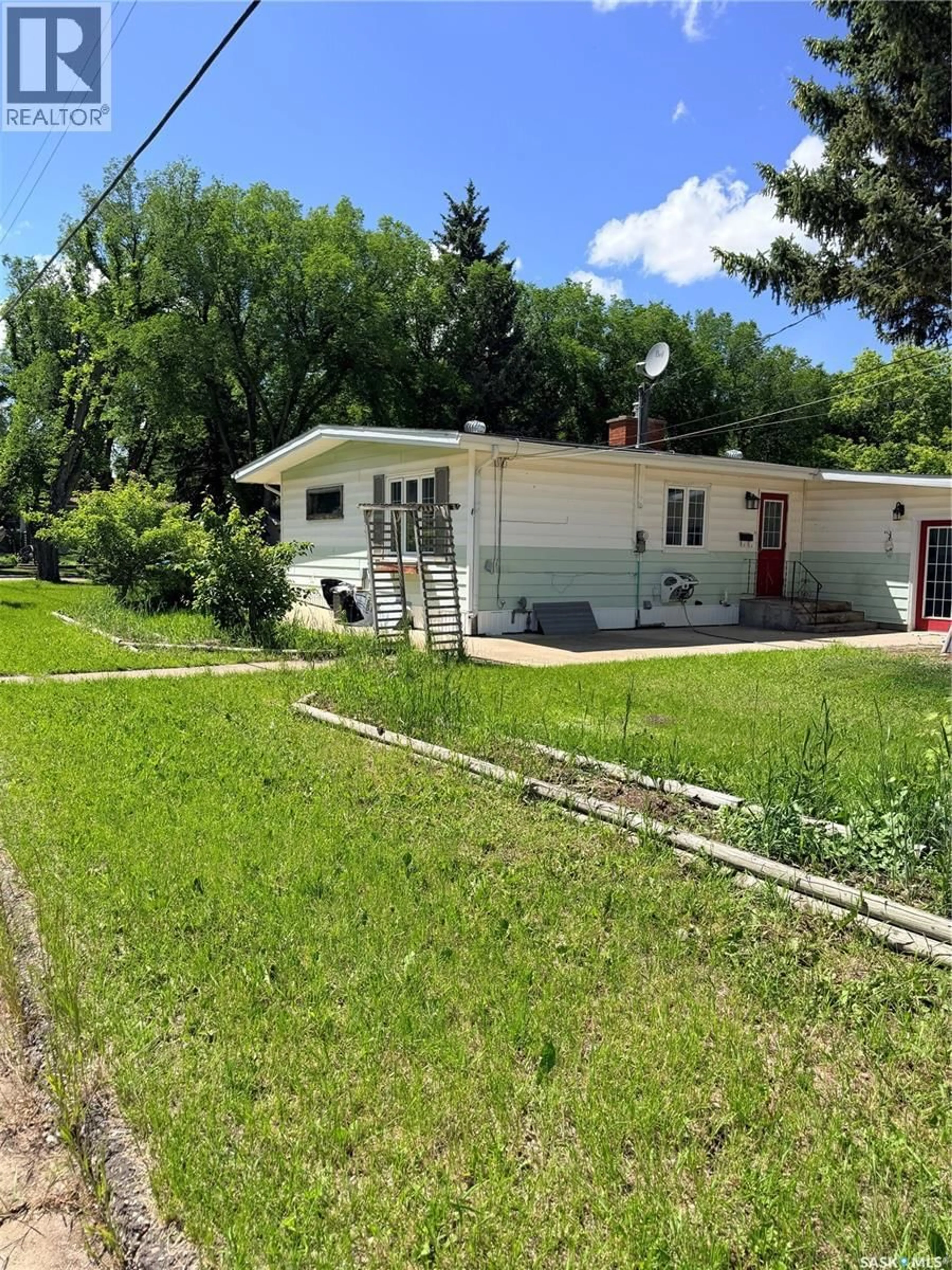A pic from outside/outdoor area/front of a property/back of a property/a pic from drone, street for 706 3RD STREET, Shaunavon Saskatchewan S0N2M0