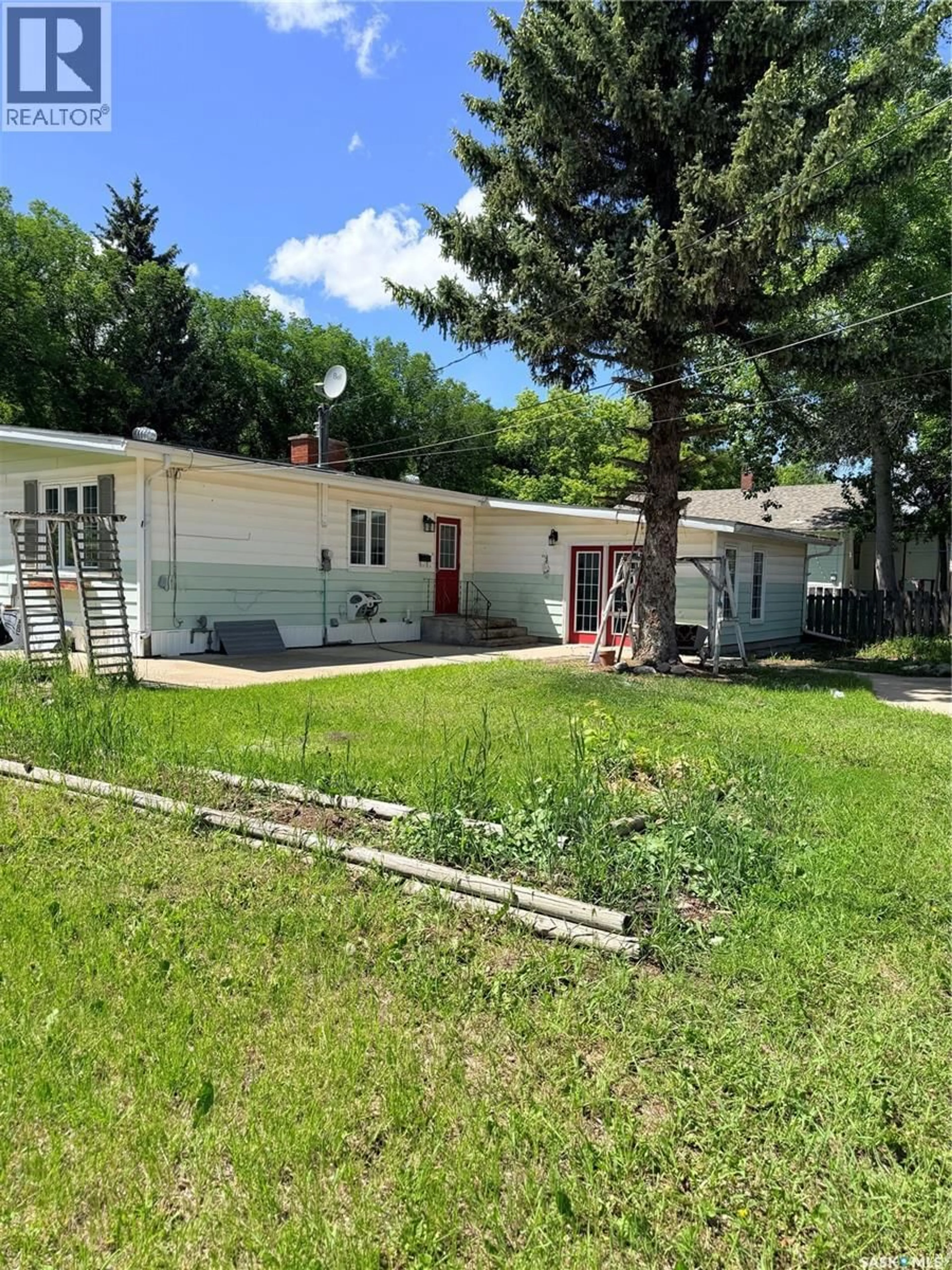 Unknown for 706 3RD STREET, Shaunavon Saskatchewan S0N2M0
