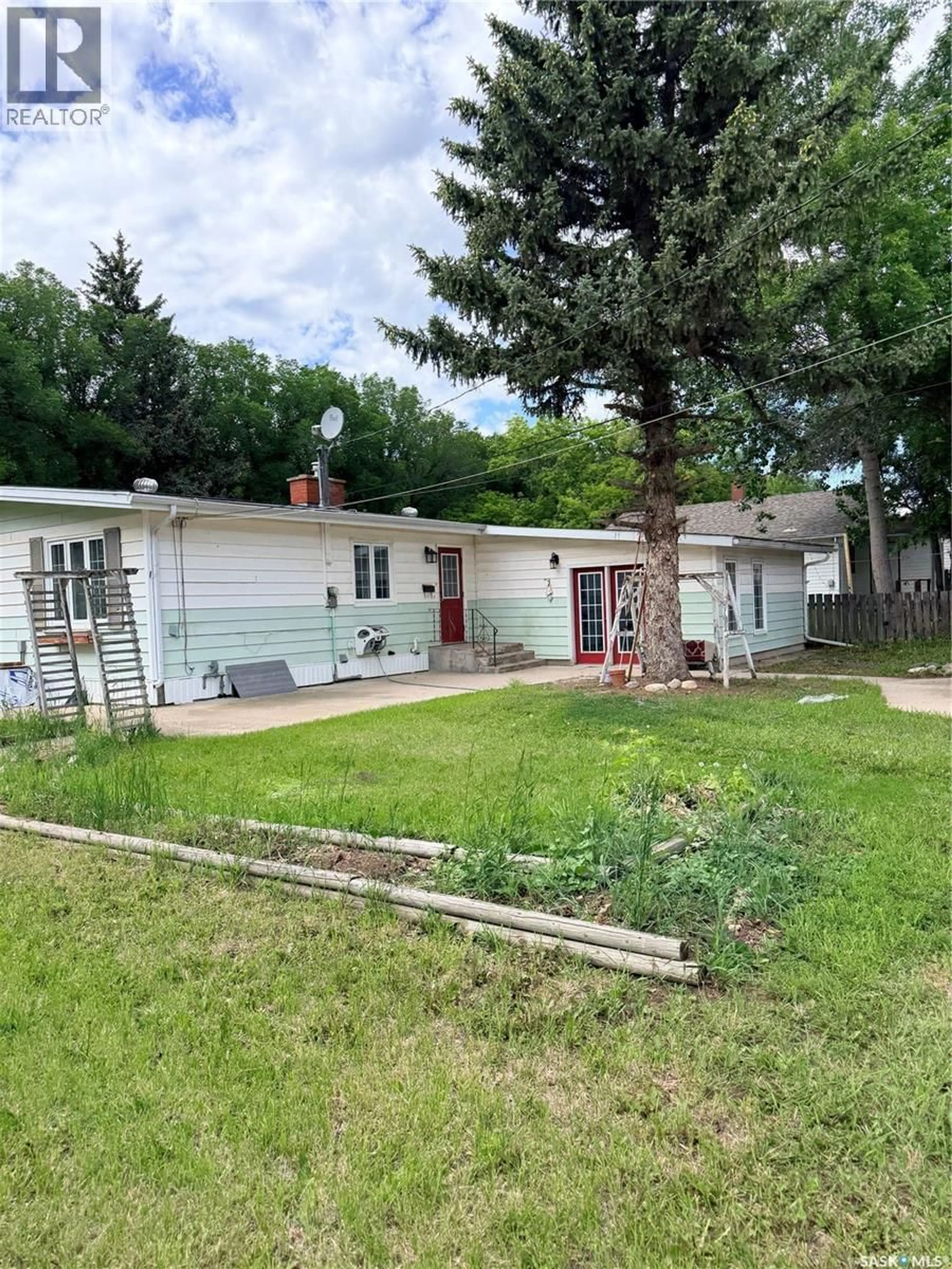 Unknown for 706 3RD STREET, Shaunavon Saskatchewan S0N2M0