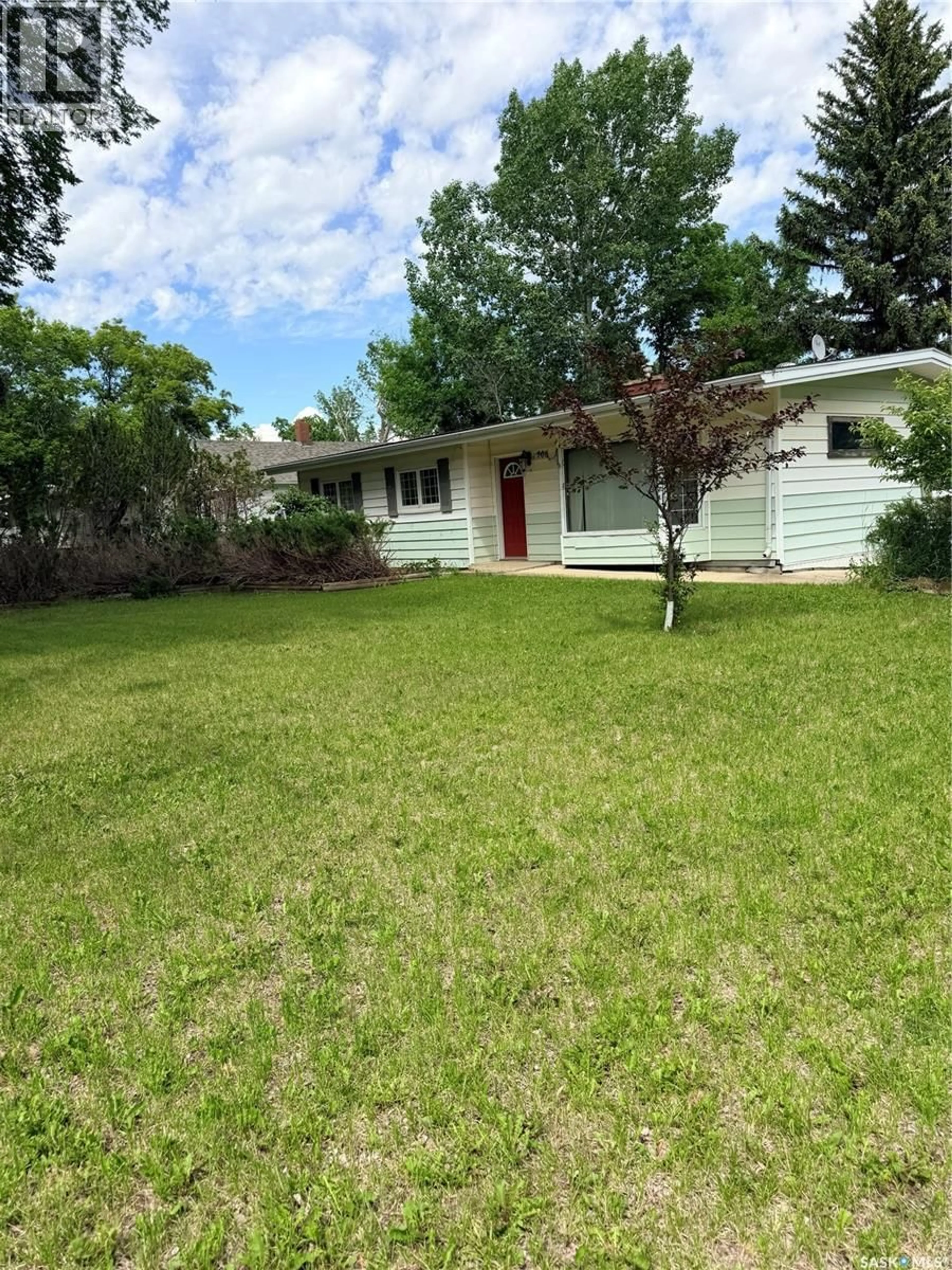 Home with vinyl exterior material, street for 706 3RD STREET, Shaunavon Saskatchewan S0N2M0