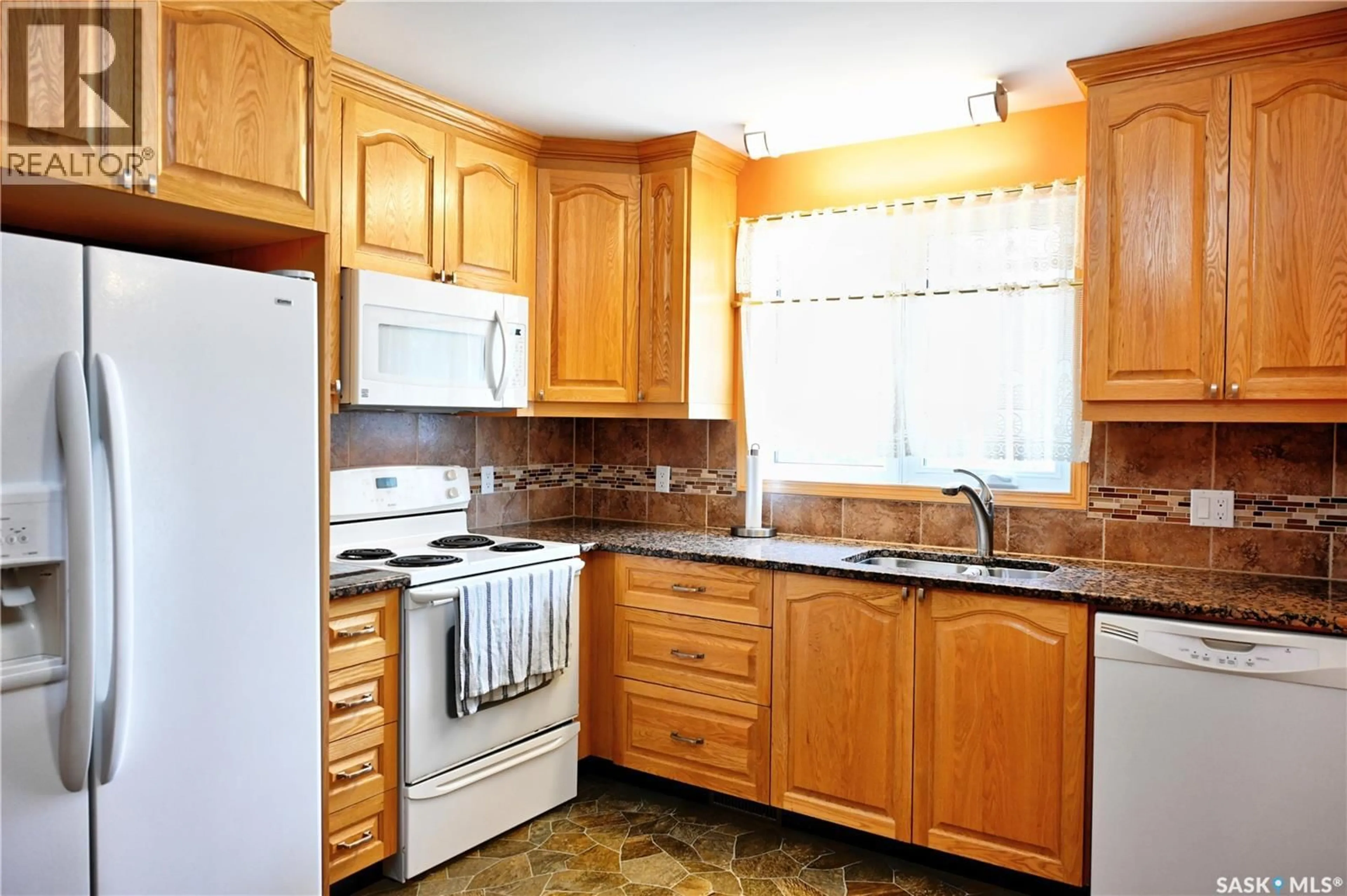 Standard kitchen, unknown for 917 MACKLEM DRIVE, Saskatoon Saskatchewan S7L4R7
