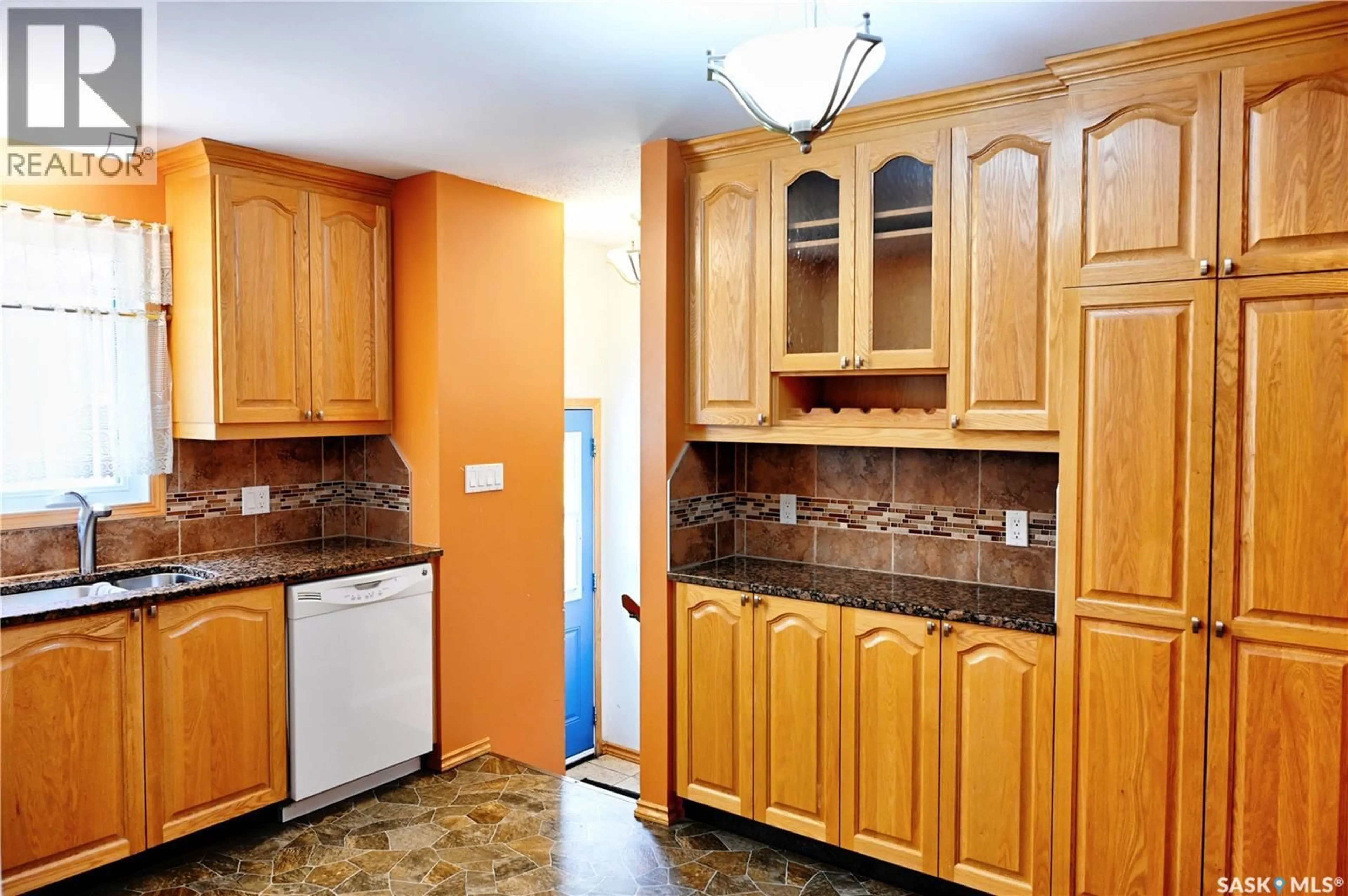Standard kitchen, unknown for 917 MACKLEM DRIVE, Saskatoon Saskatchewan S7L4R7