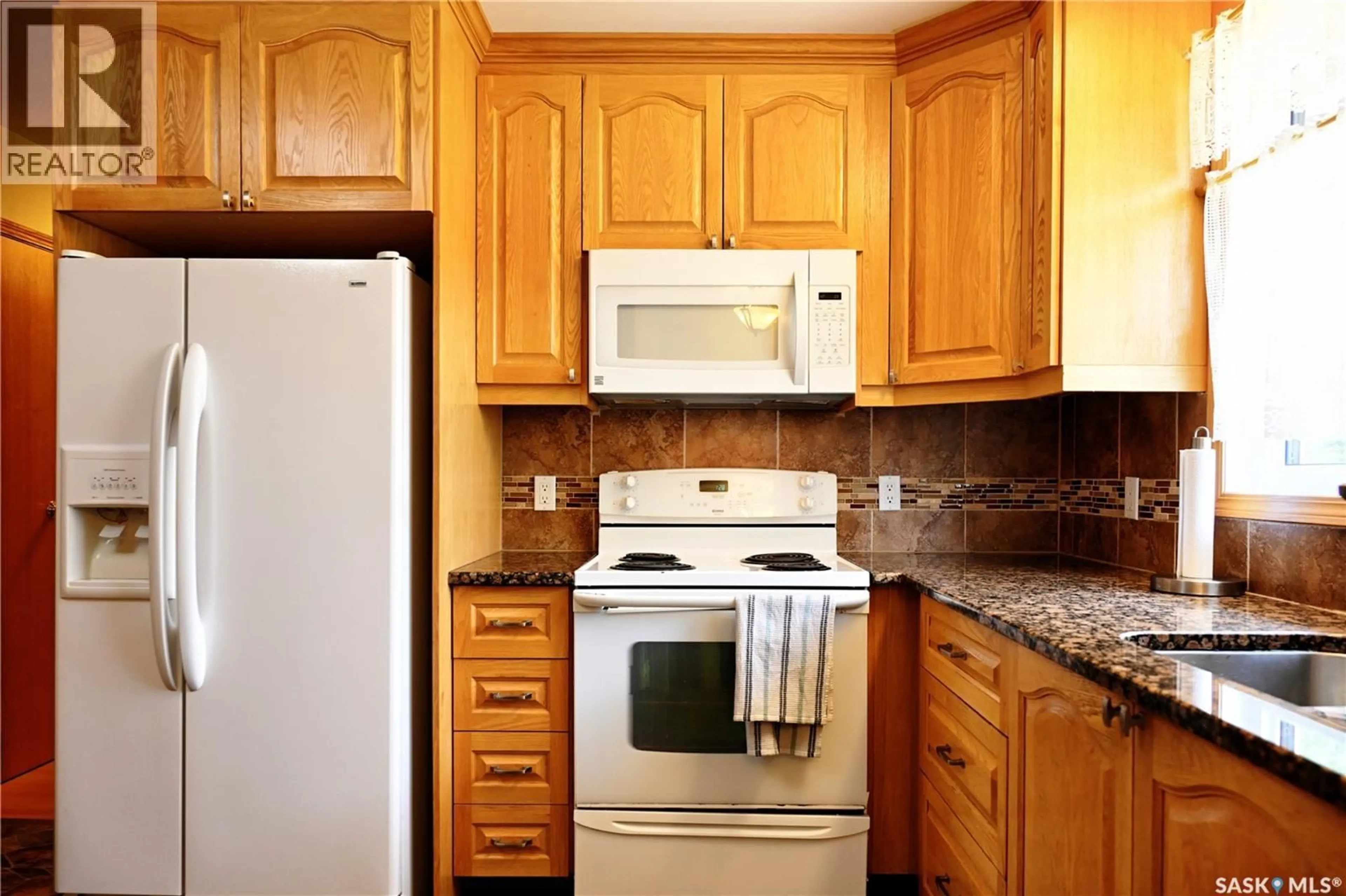 Standard kitchen, unknown for 917 MACKLEM DRIVE, Saskatoon Saskatchewan S7L4R7