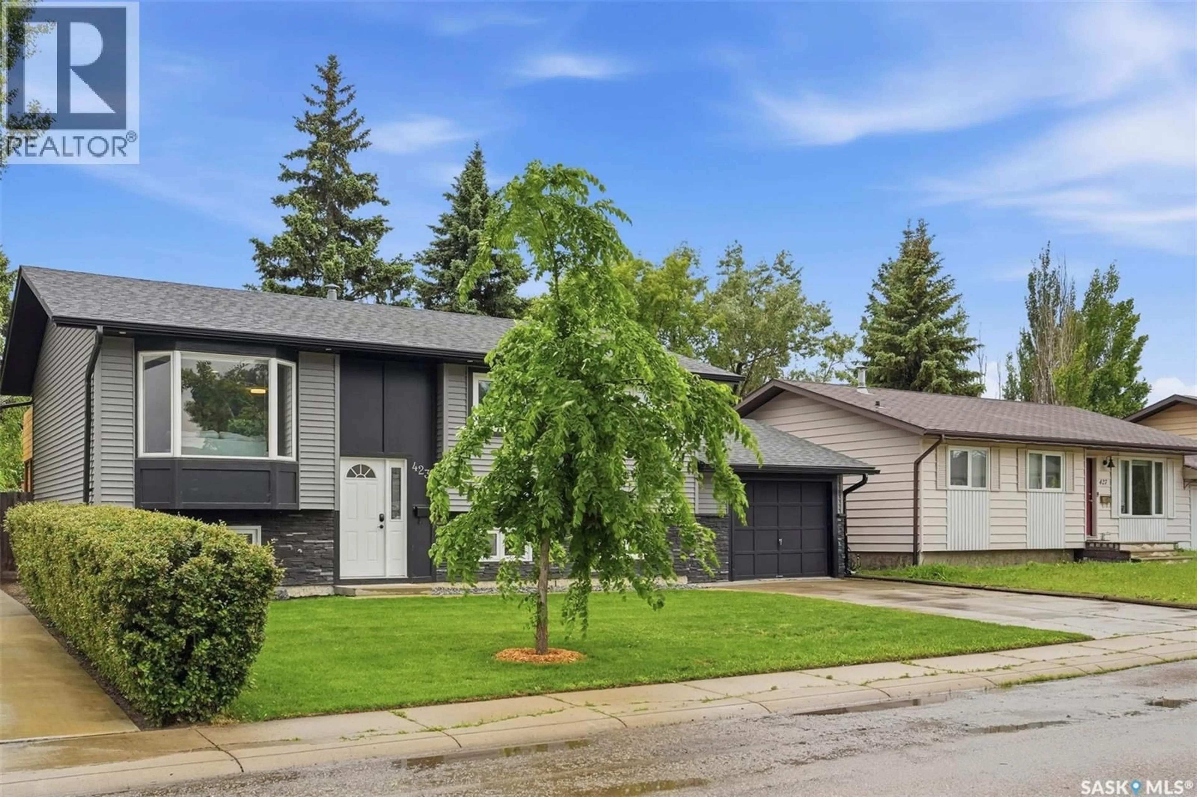 Home with vinyl exterior material, street for 423 NESBITT WAY, Saskatoon Saskatchewan S7L6S3
