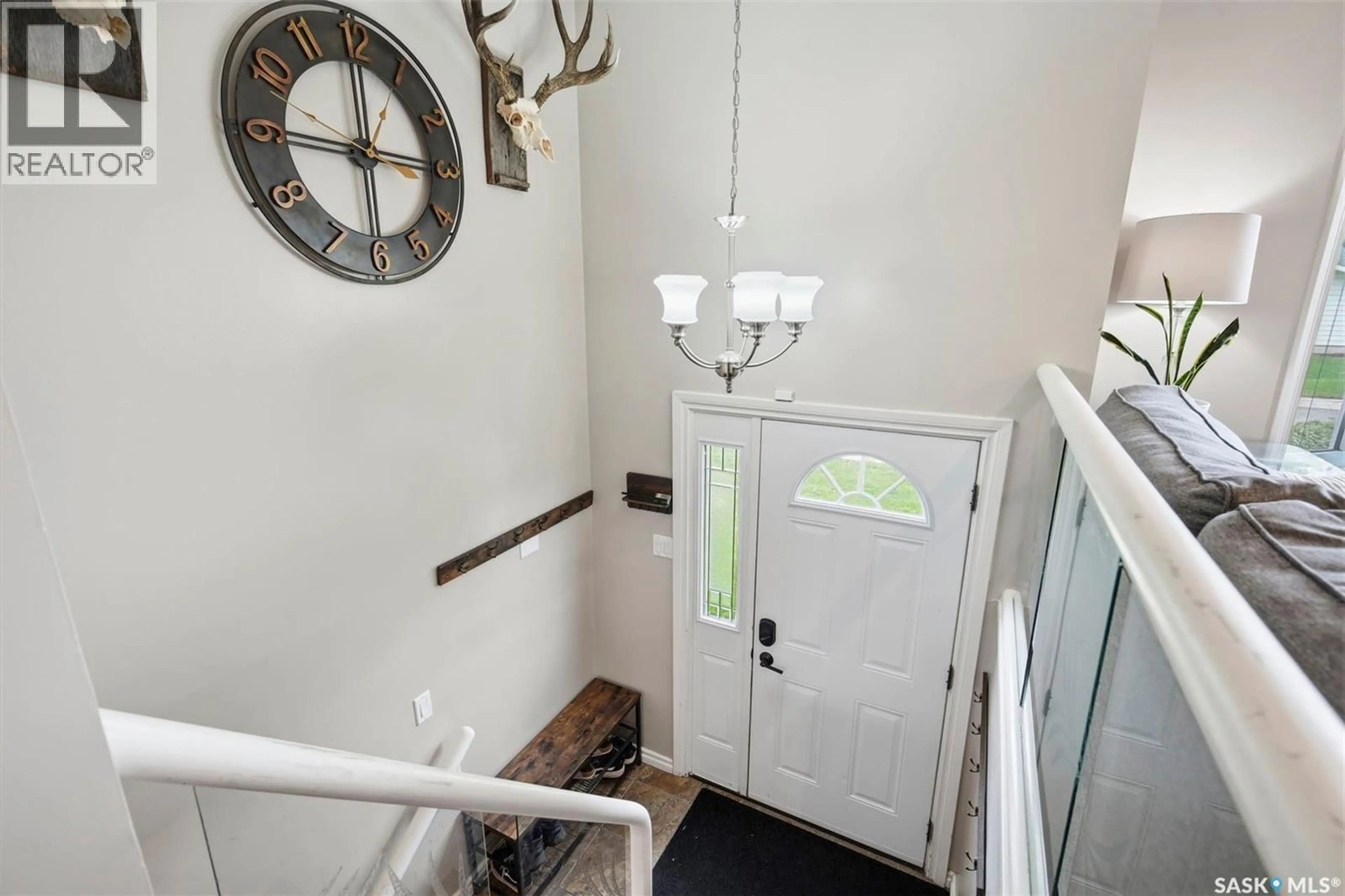 Indoor foyer for 423 NESBITT WAY, Saskatoon Saskatchewan S7L6S3