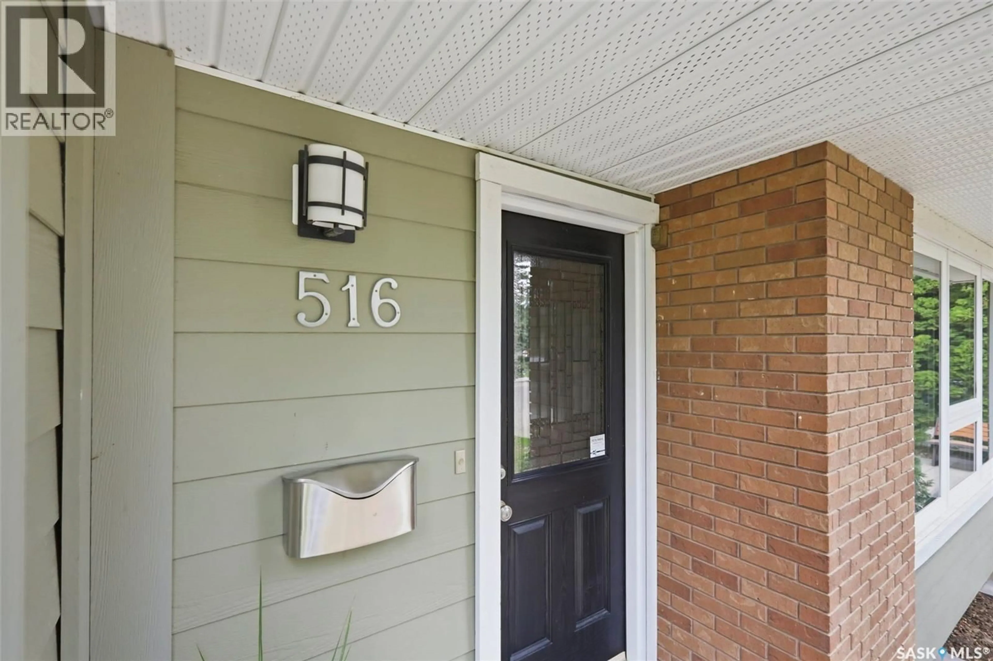 Indoor entryway for 516 LAKE CRESCENT, Saskatoon Saskatchewan S7H3A4