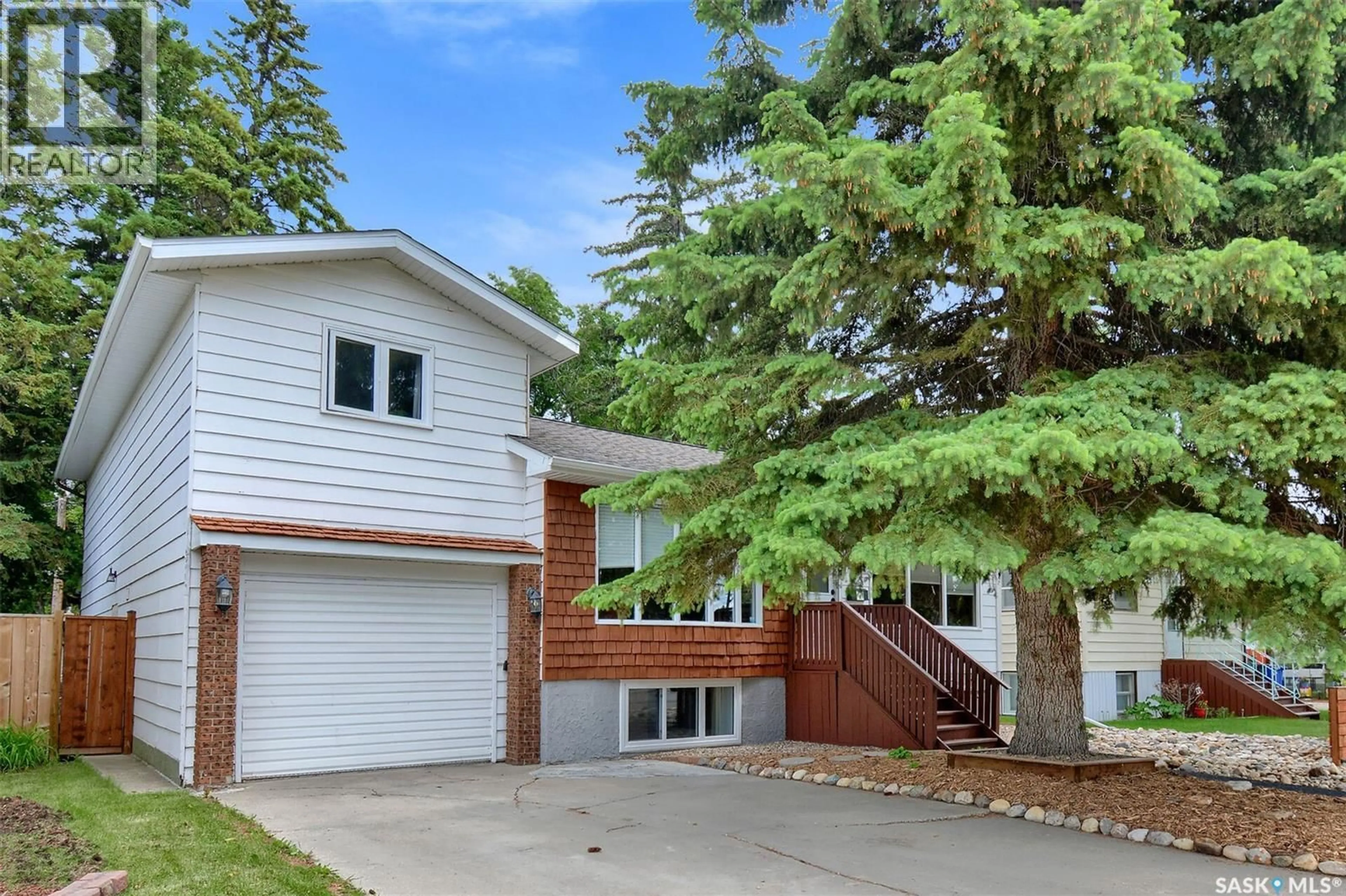 Home with vinyl exterior material, street for 510 R AVENUE N, Saskatoon Saskatchewan S7L2Z2
