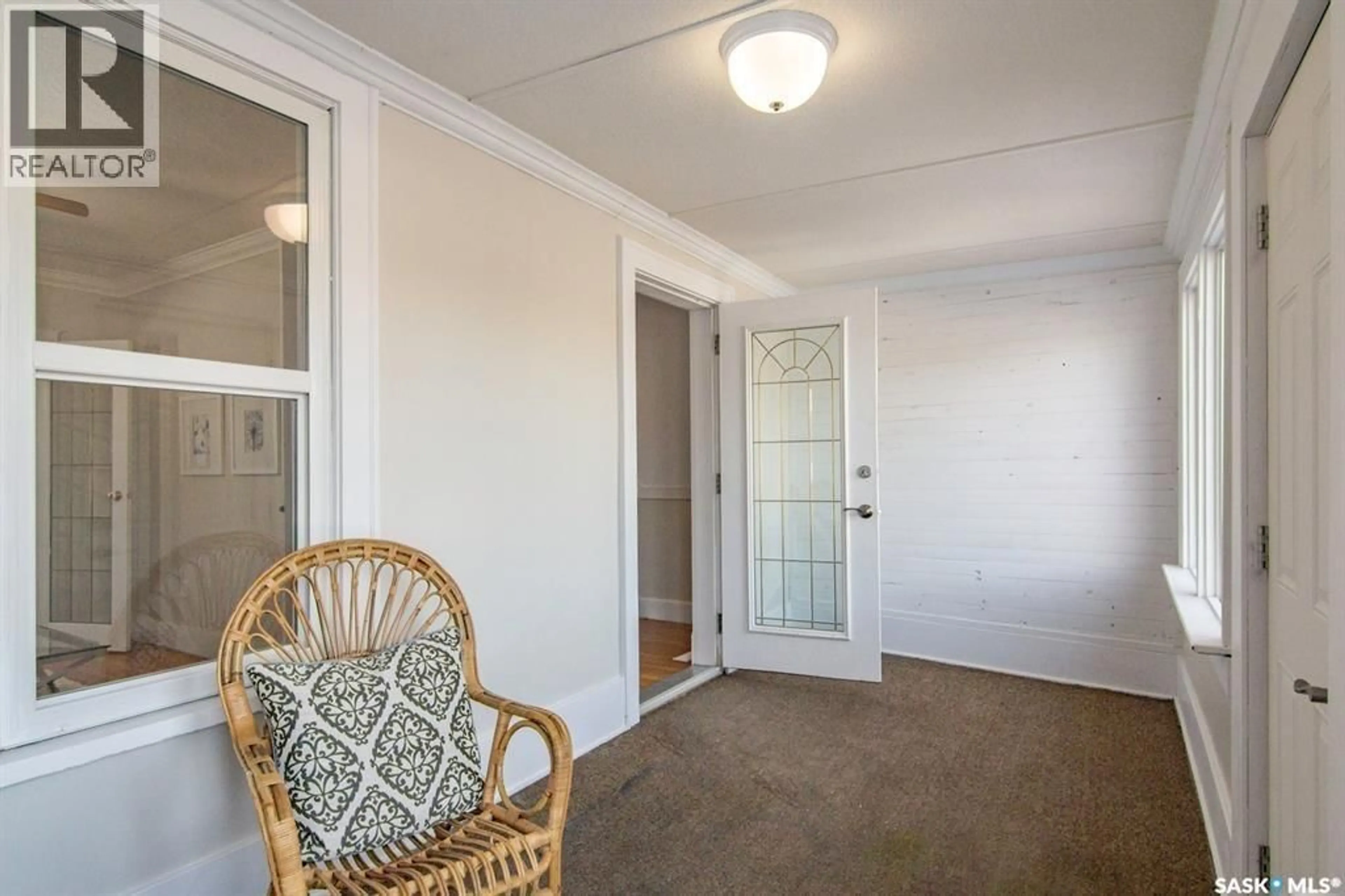 Indoor foyer for 203 8TH STREET, Saskatoon Saskatchewan S7M0B7
