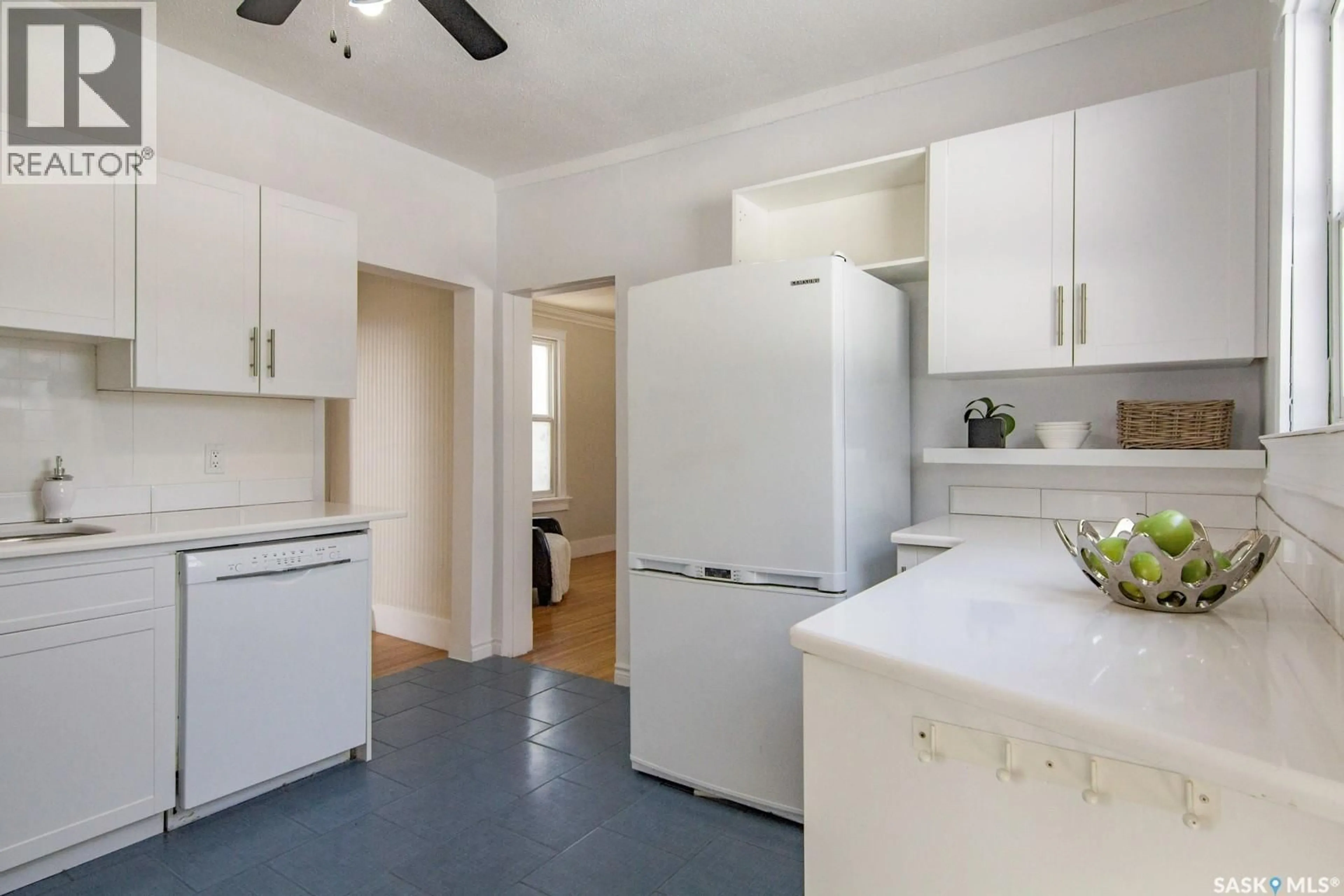Standard kitchen, unknown for 203 8TH STREET, Saskatoon Saskatchewan S7M0B7
