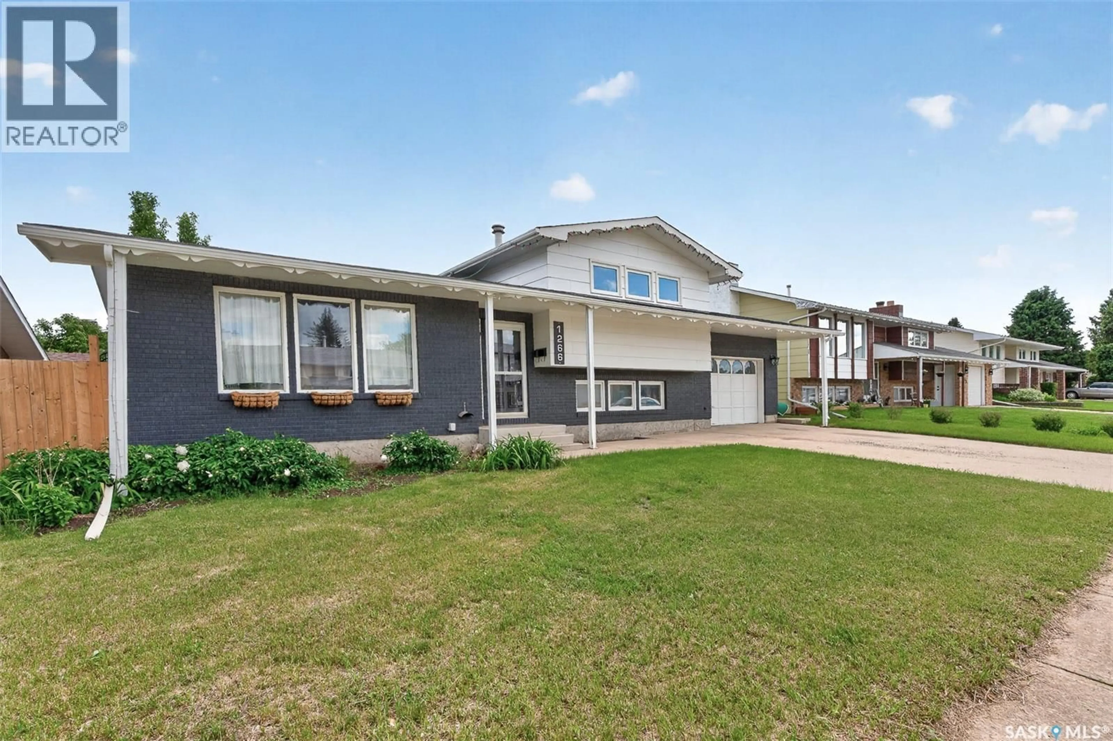 Home with vinyl exterior material, street for 1266 MAYBERY CRESCENT, Moose Jaw Saskatchewan S6H7B4