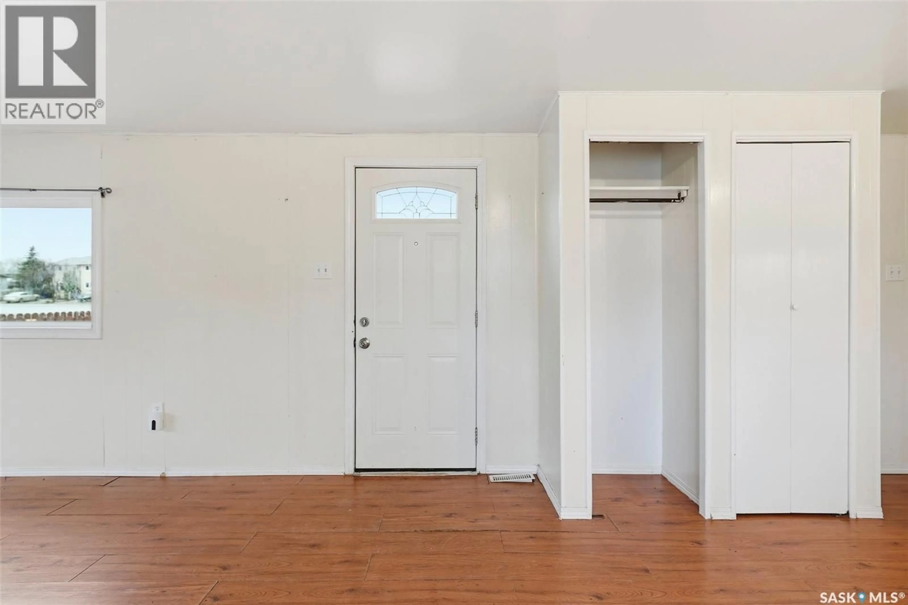 Indoor entryway for 219 - 53 GRANT STREET, Saskatoon Saskatchewan S7N2A5