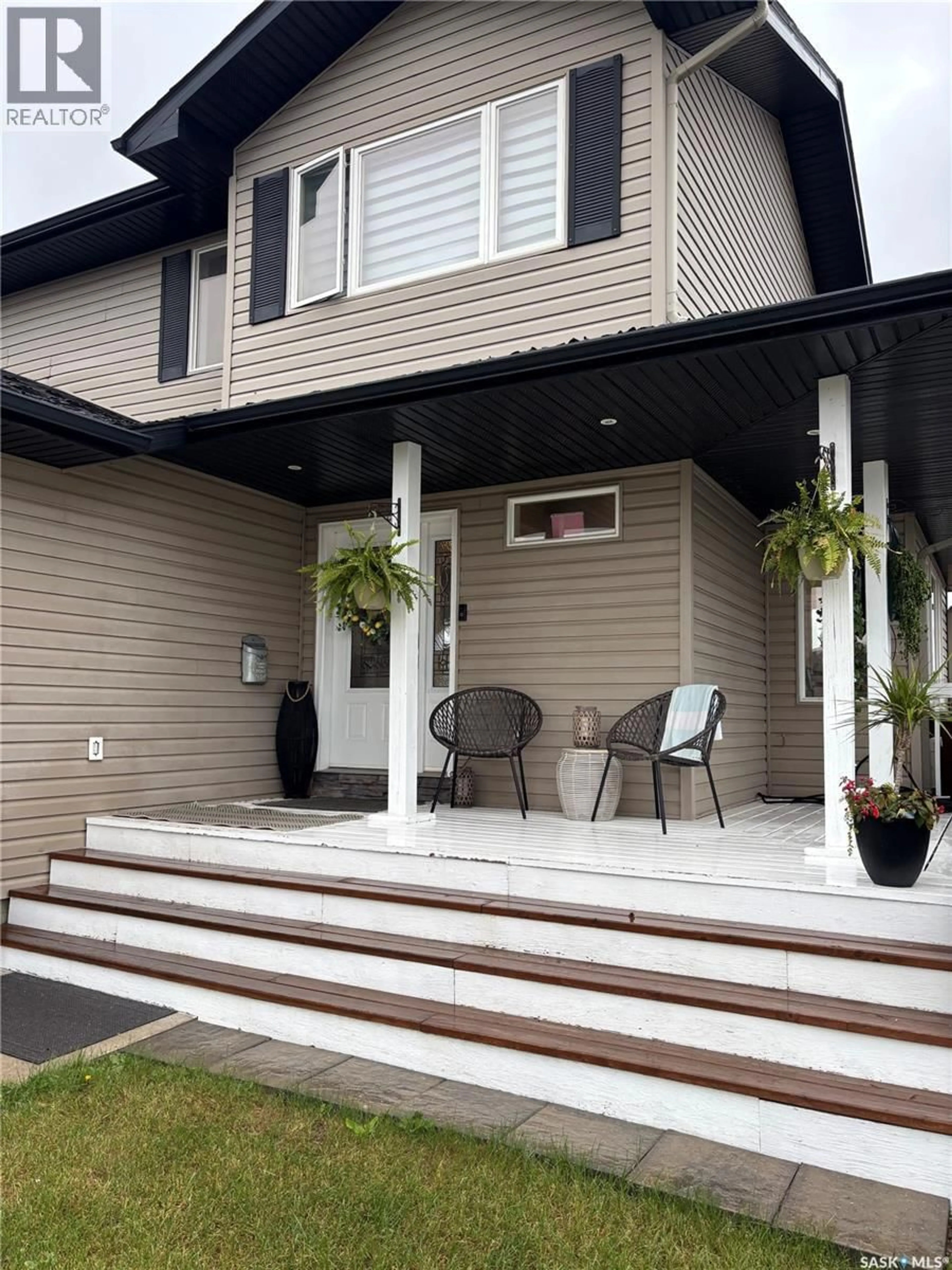 Home with vinyl exterior material, street for 813 SANDY RISE, Martensville Saskatchewan S0K2T2
