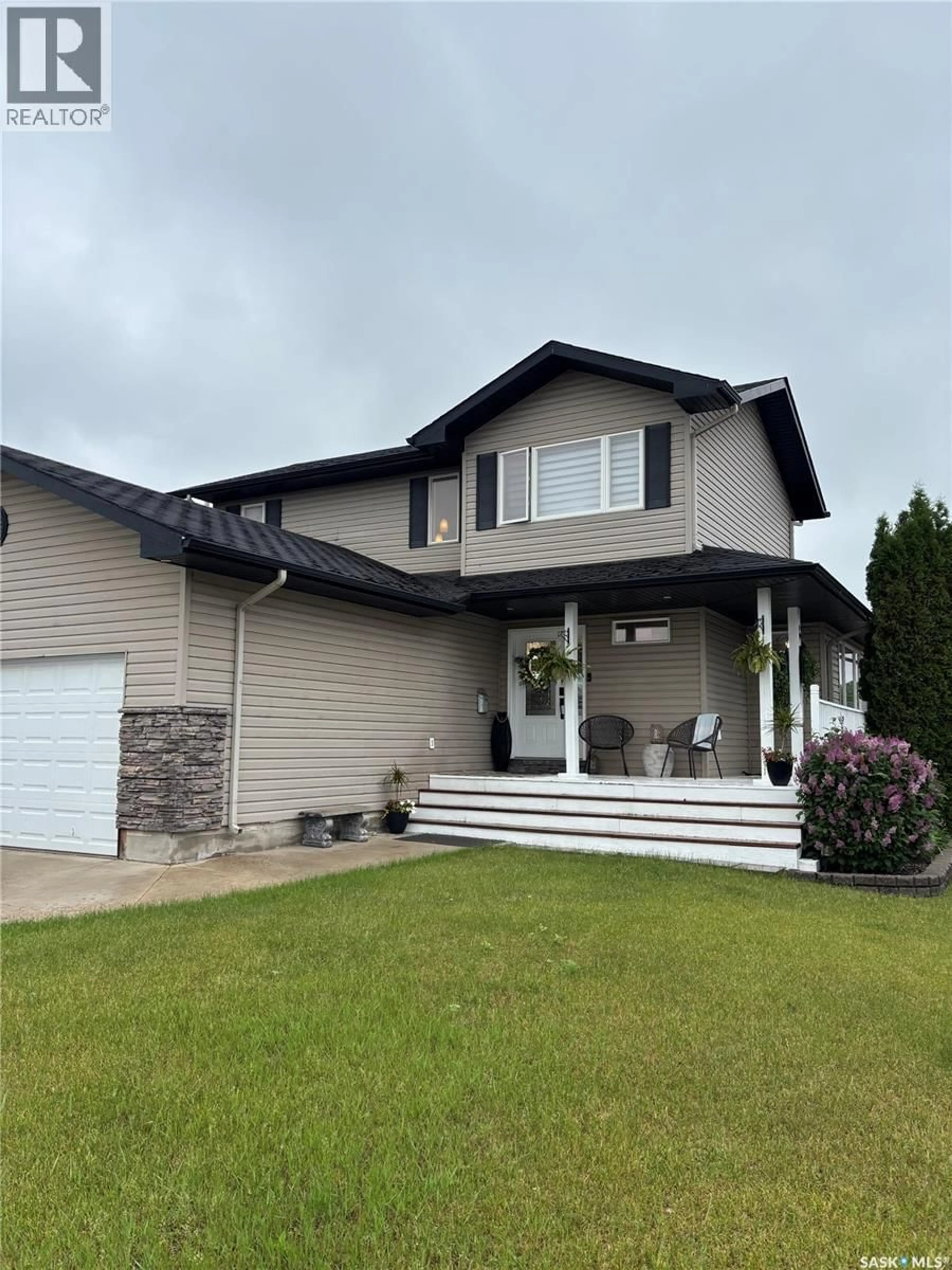 Home with vinyl exterior material, street for 813 SANDY RISE, Martensville Saskatchewan S0K2T2