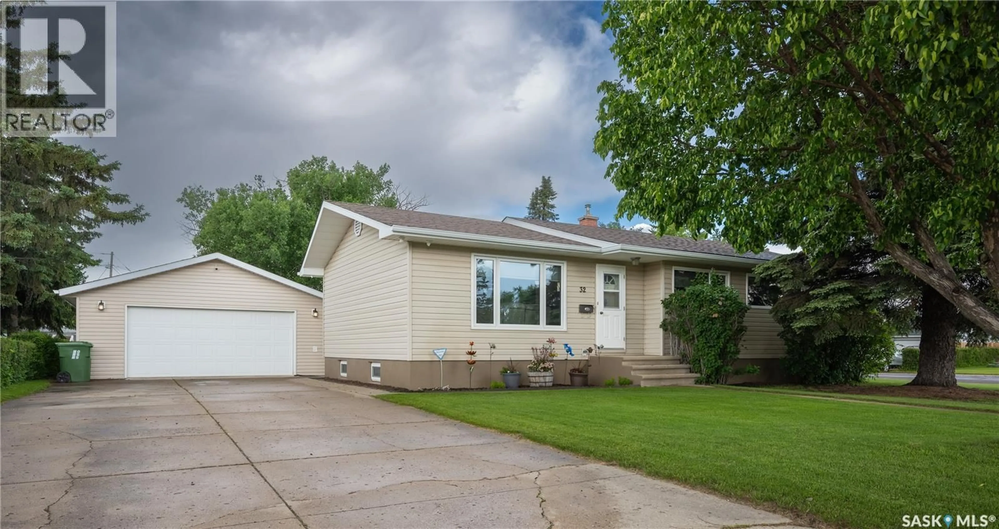 Home with vinyl exterior material, street for 32 VICTOR PLACE, Yorkton Saskatchewan S3N2H4