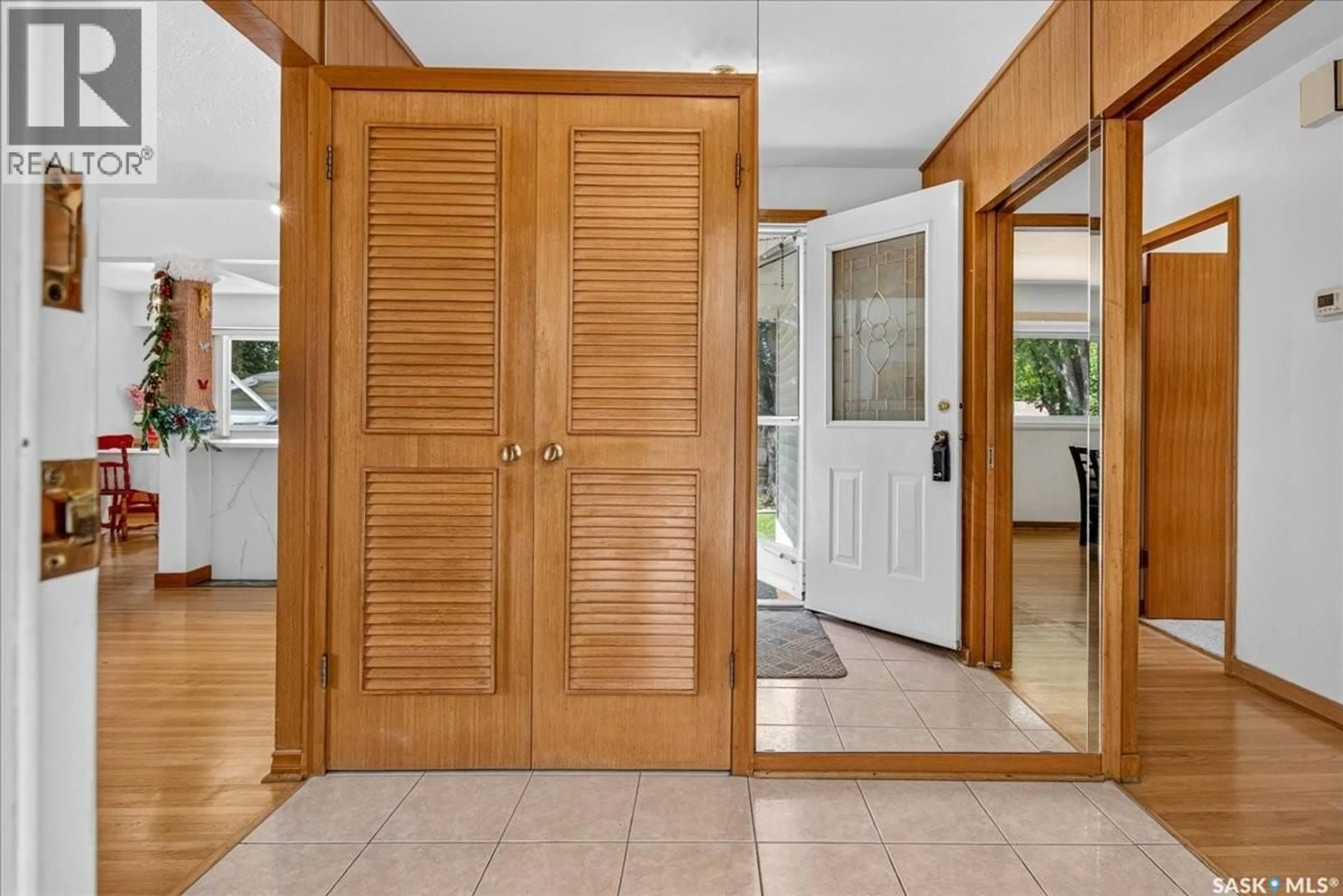 Indoor entryway for 20 DUNNING CRESCENT, Regina Saskatchewan S4S3W1