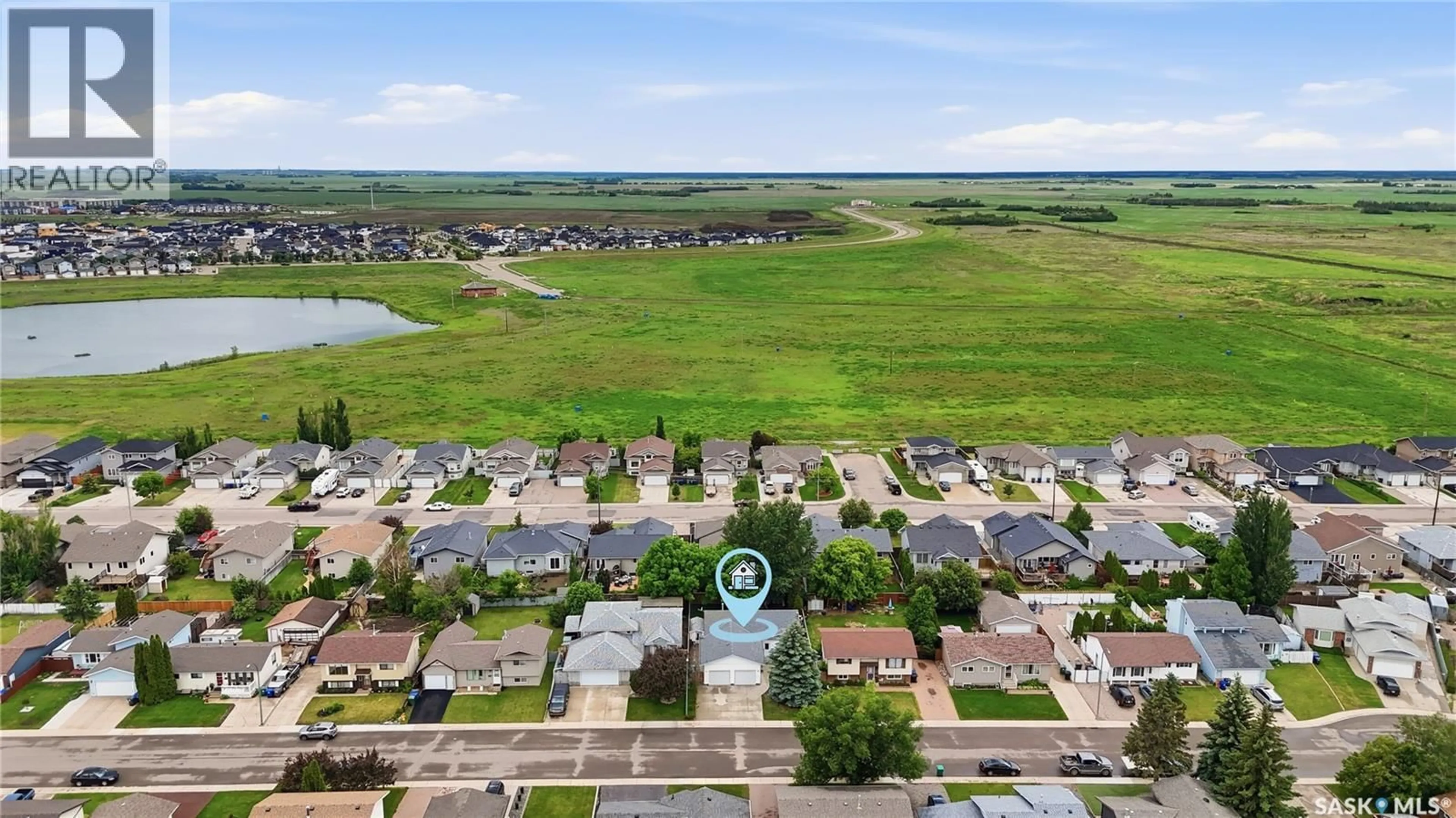 A pic from outside/outdoor area/front of a property/back of a property/a pic from drone, water/lake/river/ocean view for 62 ROBINSON CRESCENT, Saskatoon Saskatchewan S7L6N9