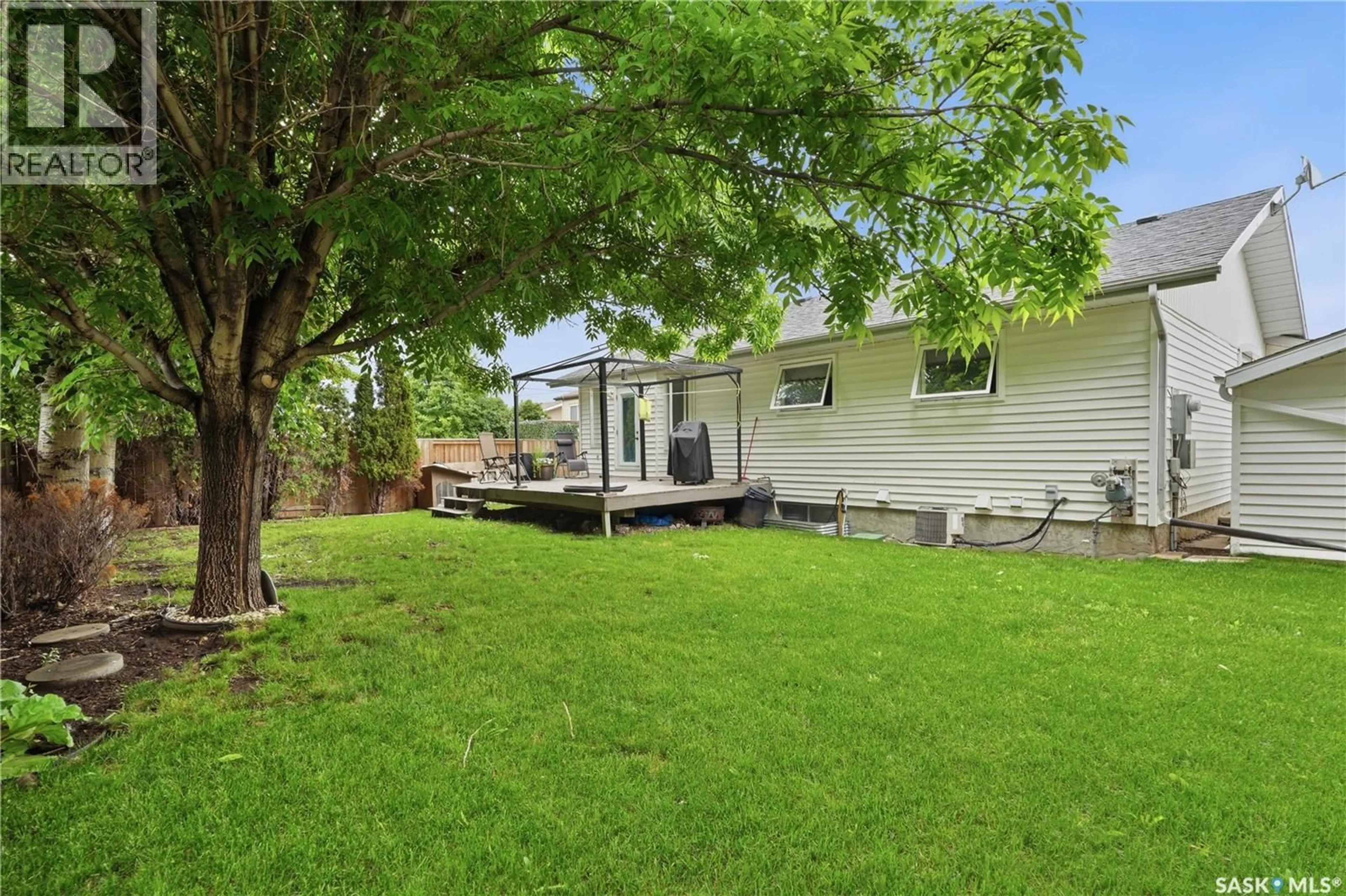 Patio, street for 62 ROBINSON CRESCENT, Saskatoon Saskatchewan S7L6N9