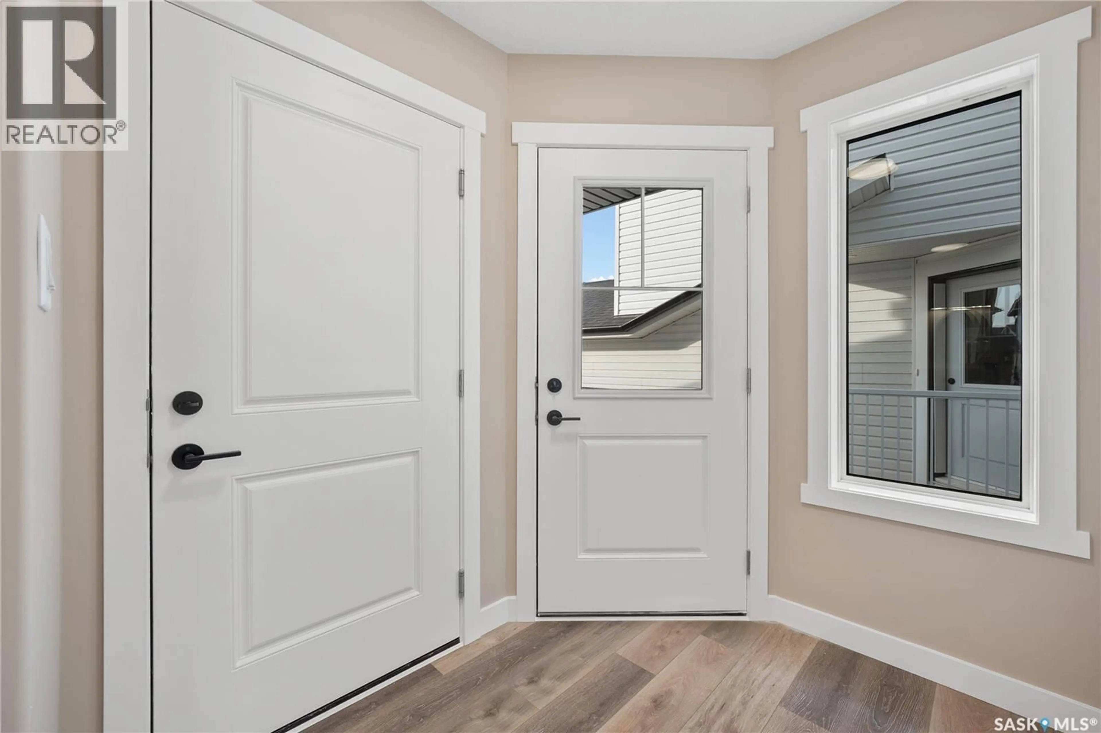 Indoor entryway for 118 FORTOSKY MANOR, Saskatoon Saskatchewan S7M5X3