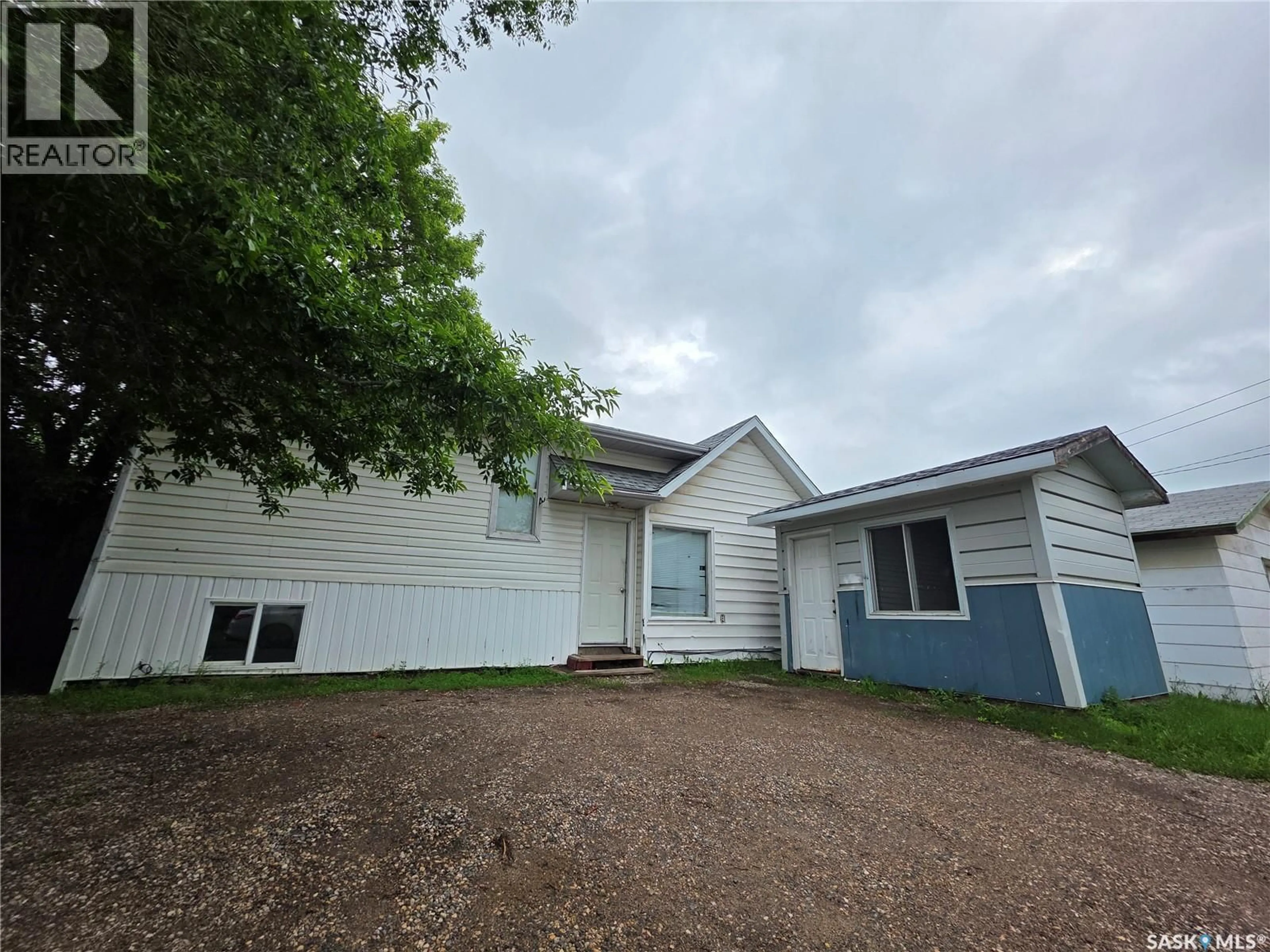 A pic from outside/outdoor area/front of a property/back of a property/a pic from drone, unknown for 838 1ST STREET, Estevan Saskatchewan S4A0G3