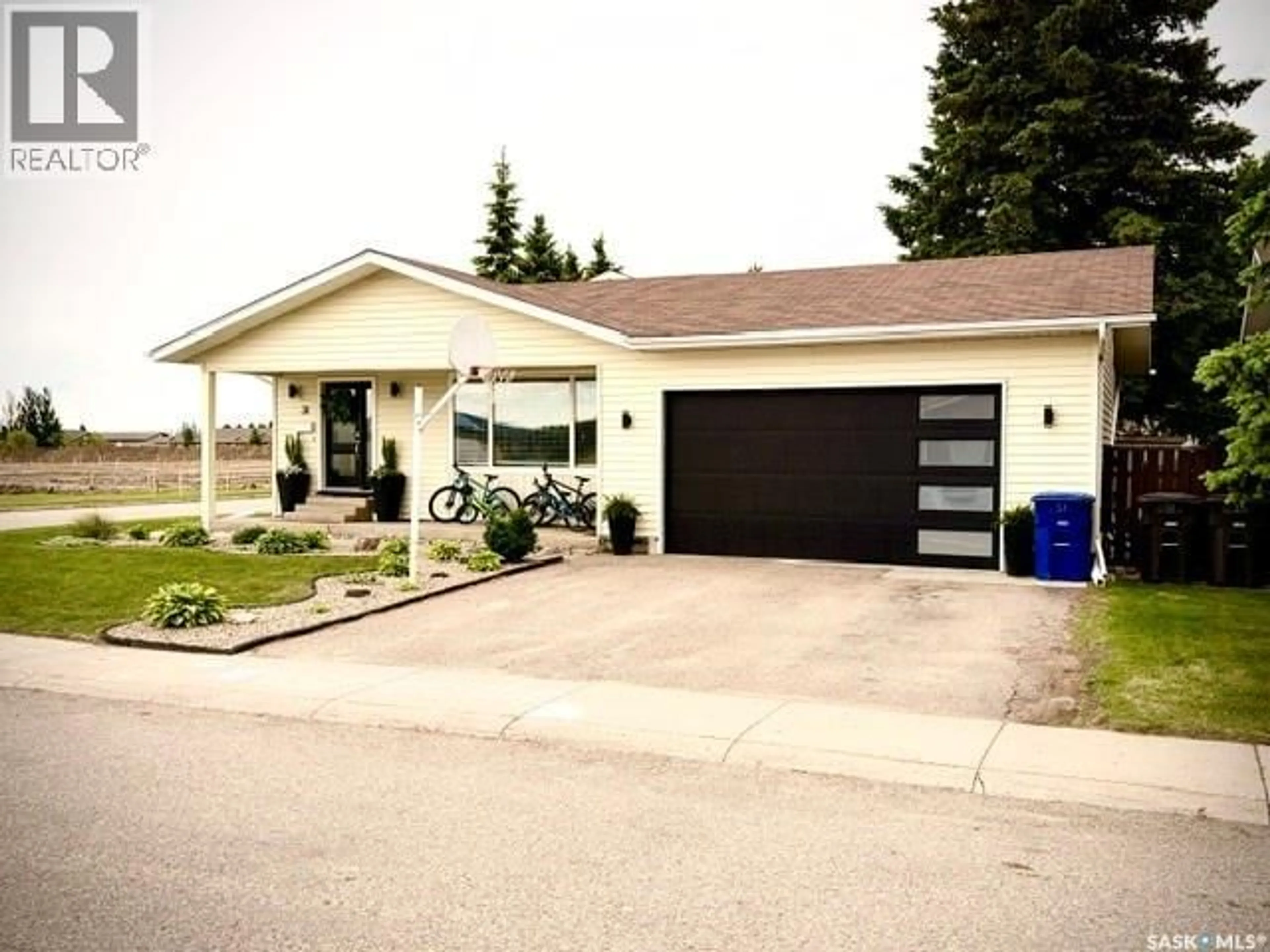 Home with vinyl exterior material, street for 31 BIRCH PLACE, Lanigan Saskatchewan S0K2M0