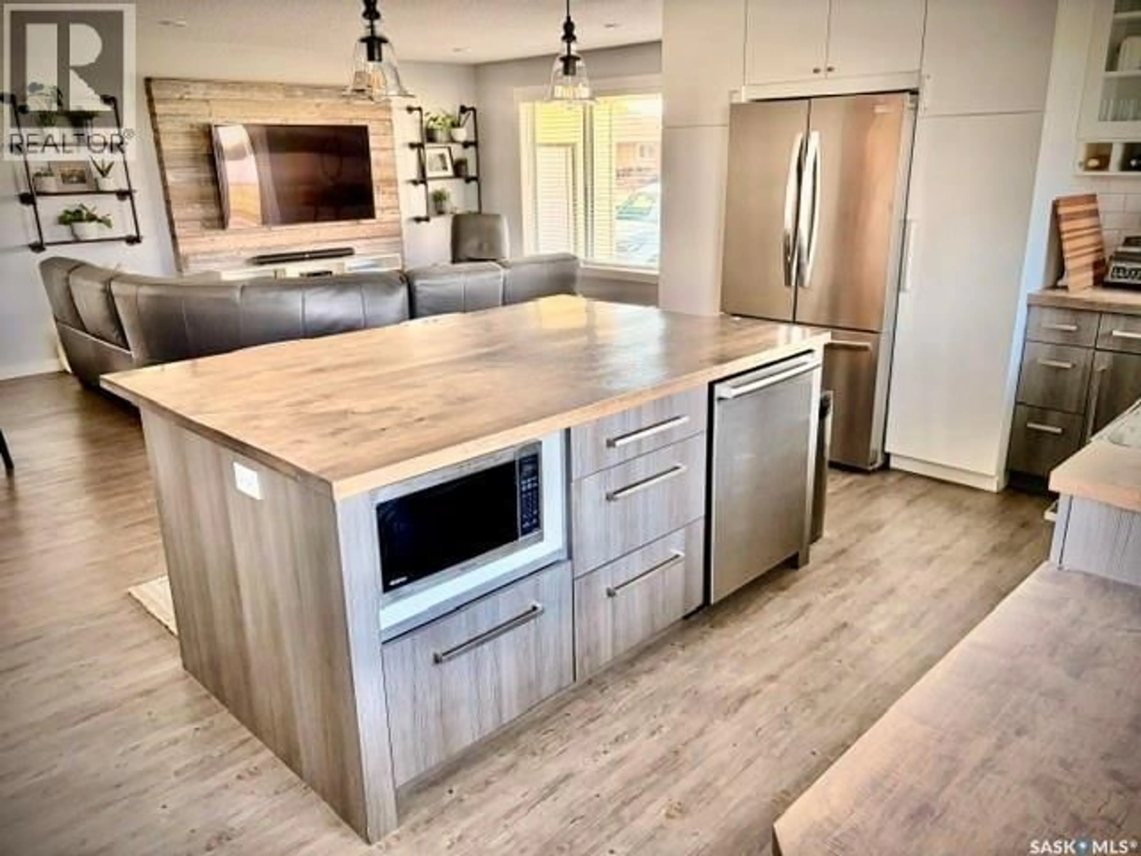 Contemporary kitchen, wood/laminate floor for 31 BIRCH PLACE, Lanigan Saskatchewan S0K2M0