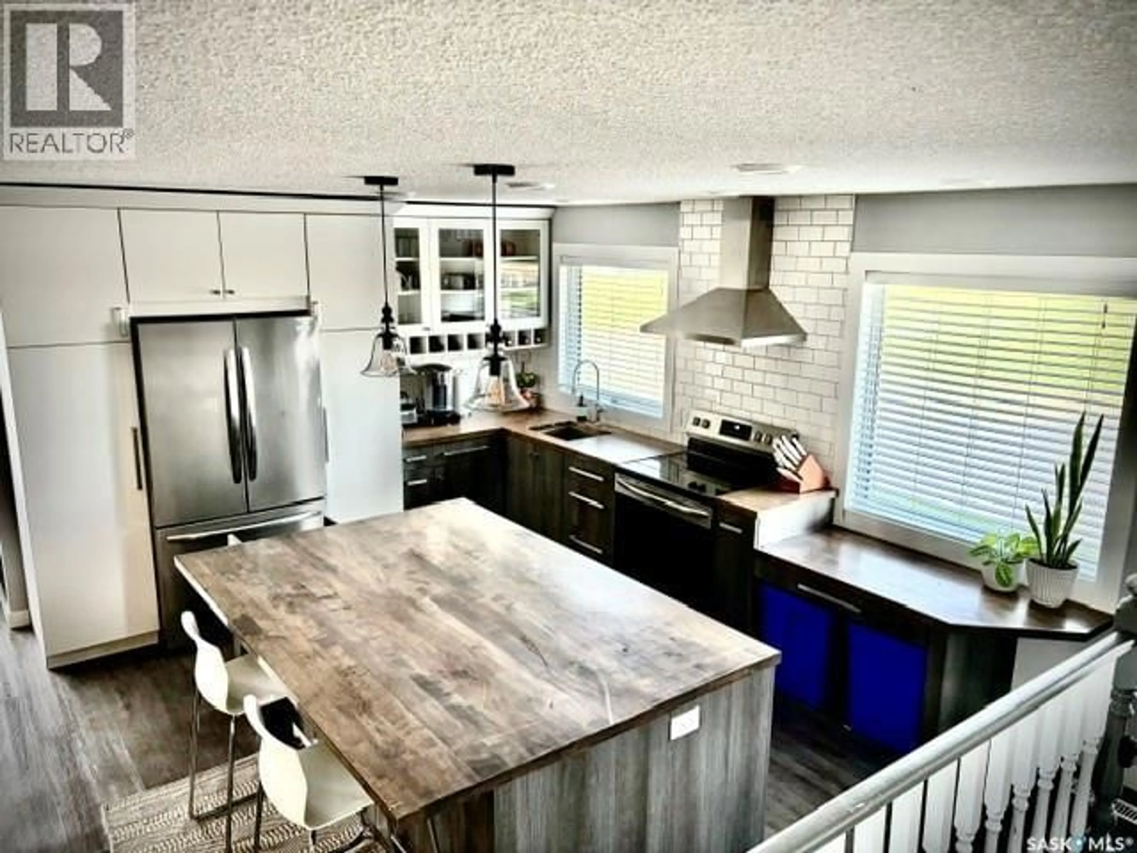 Contemporary kitchen, wood/laminate floor for 31 BIRCH PLACE, Lanigan Saskatchewan S0K2M0