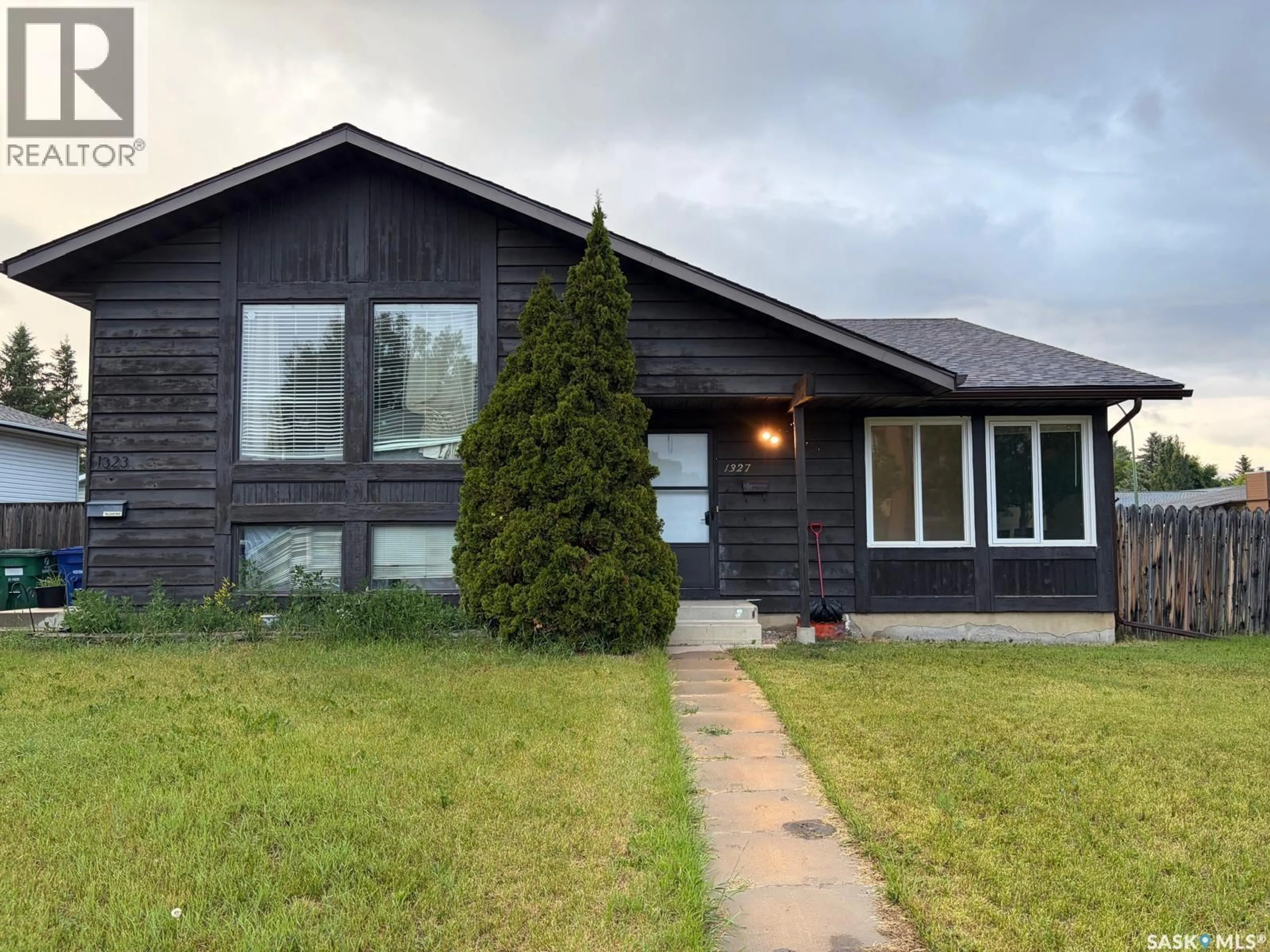 Home with vinyl exterior material, unknown for 1327 MCCORMACK ROAD, Saskatoon Saskatchewan S7M4Y6