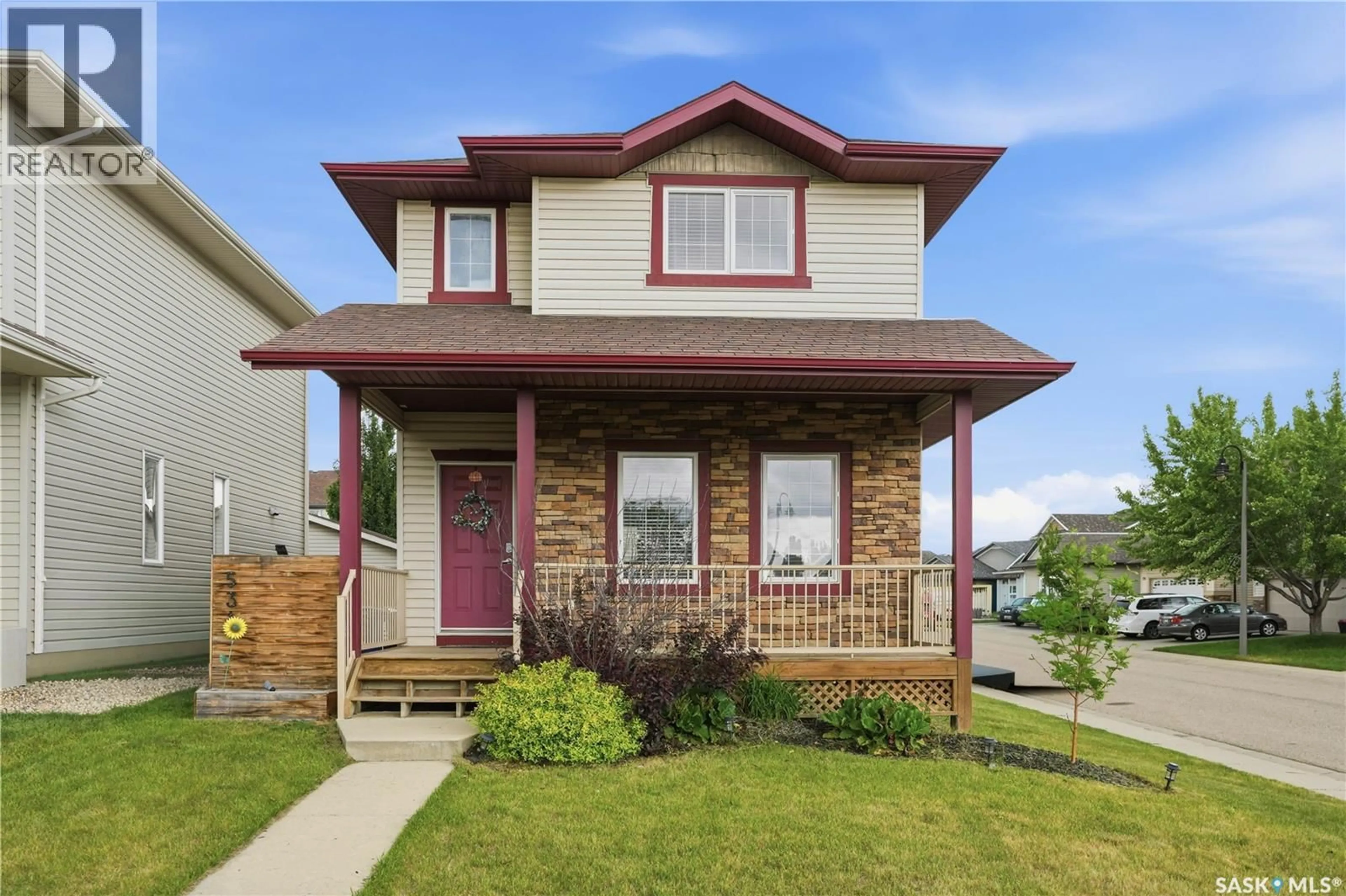 Home with vinyl exterior material, street for 531 GORDON ROAD, Saskatoon Saskatchewan S7T0A7