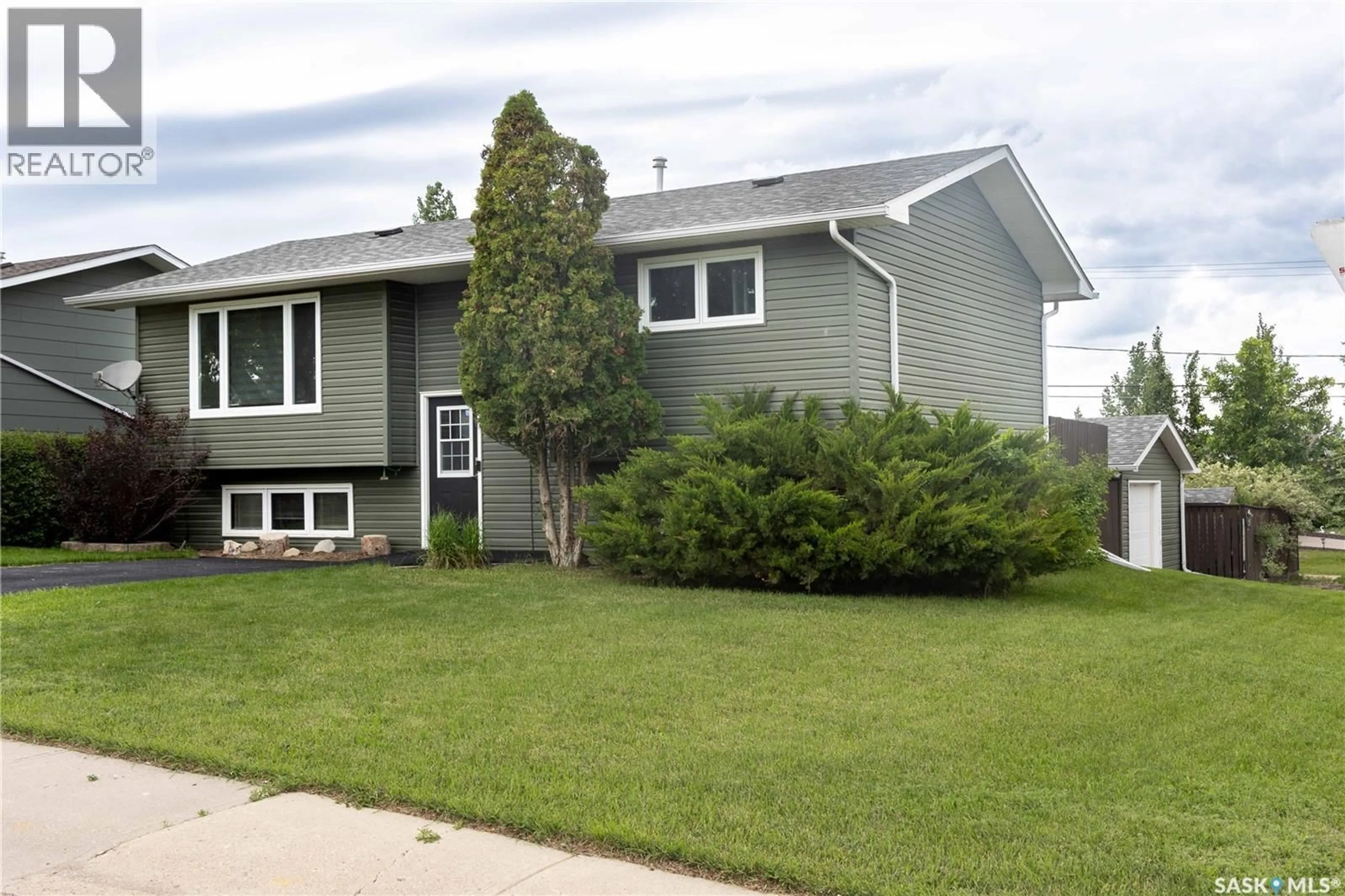 Home with vinyl exterior material, street for 600 5TH AVENUE, Assiniboia Saskatchewan S0H0B0