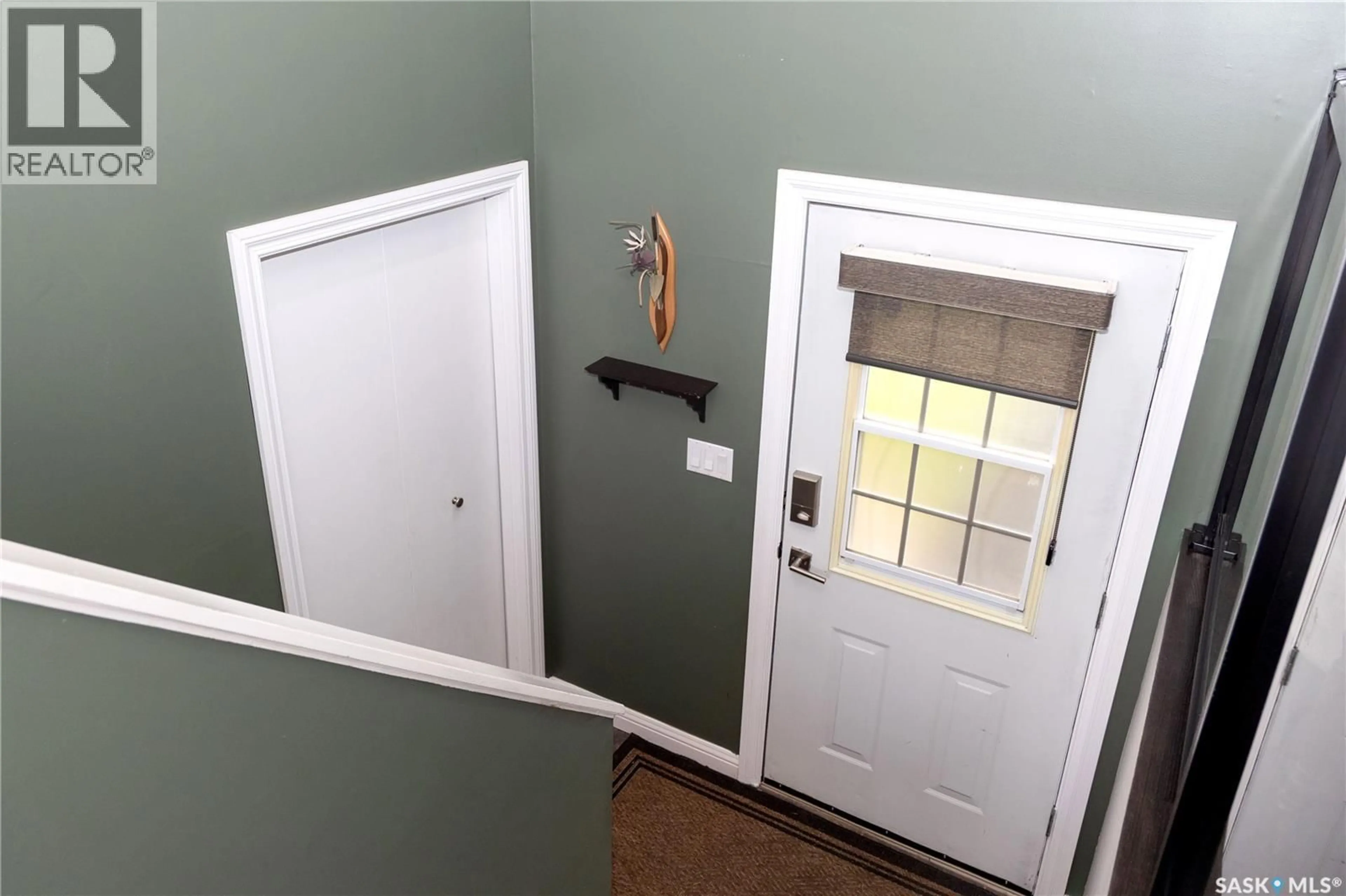 Indoor entryway for 600 5TH AVENUE, Assiniboia Saskatchewan S0H0B0