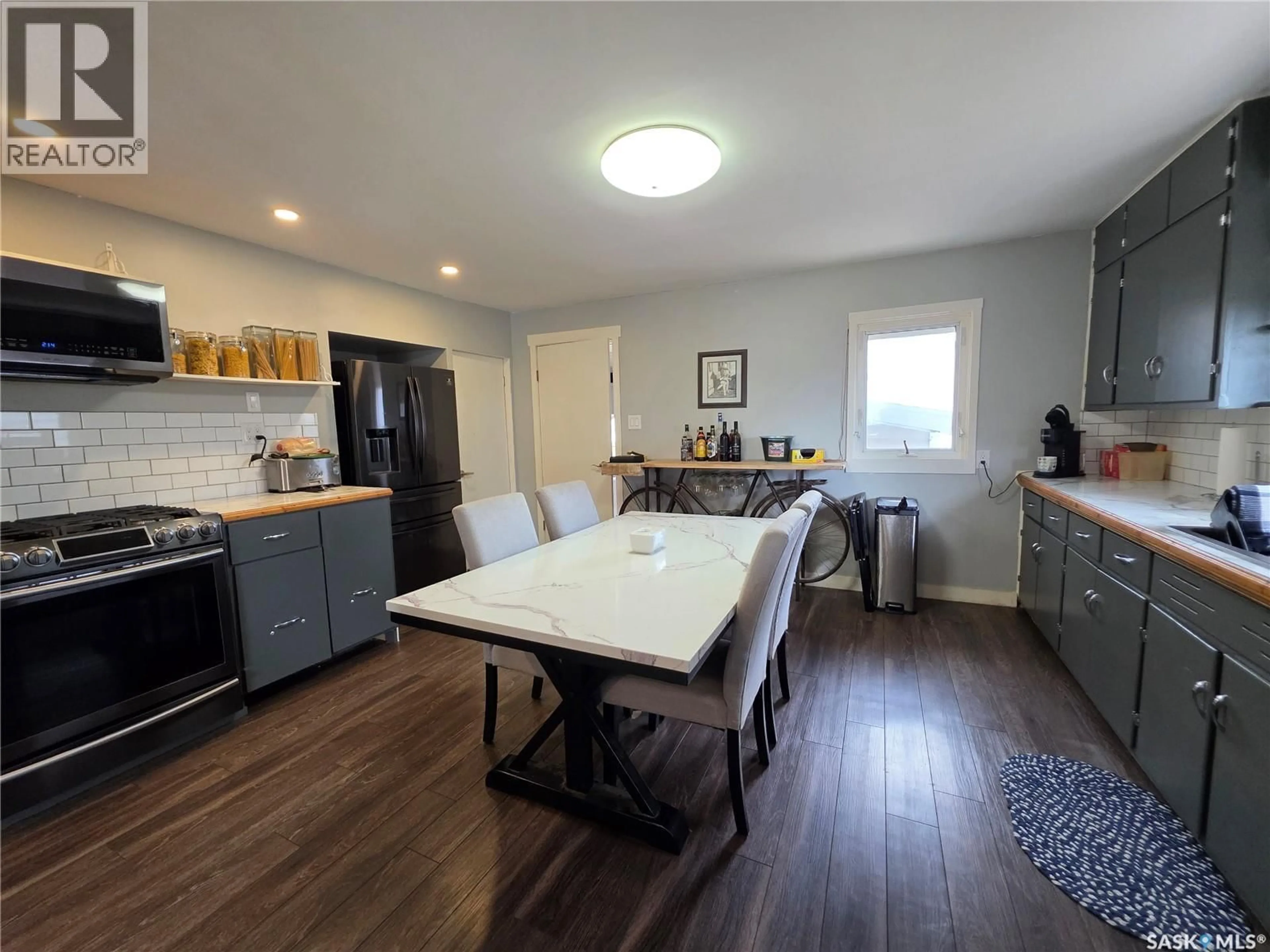 Open concept kitchen, wood/laminate floor for 227 10TH AVENUE, Swift Current Saskatchewan S9H1B4