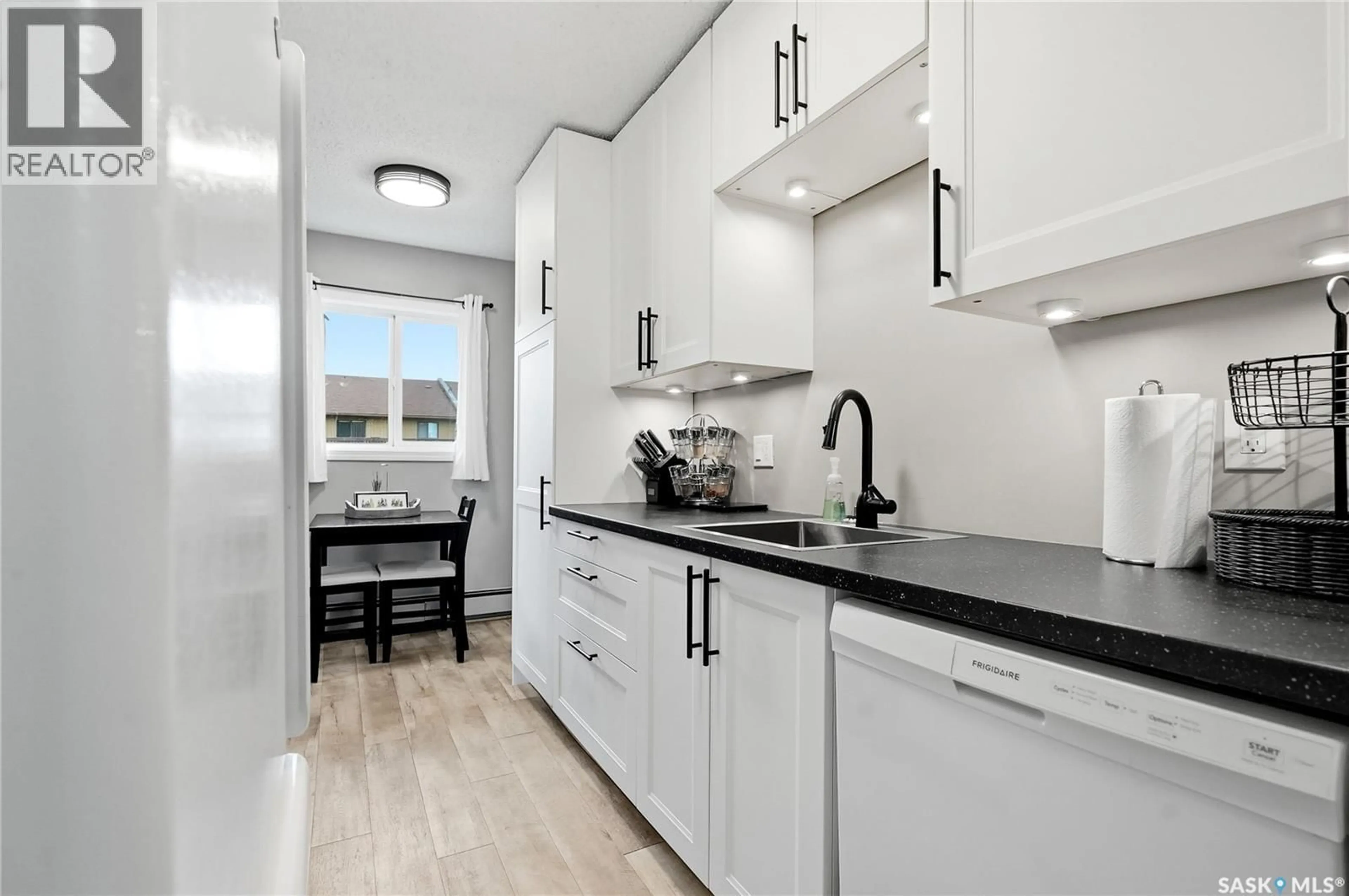 Standard kitchen, unknown for 833 - 307 WOLLASTON CRESCENT, Saskatoon Saskatchewan S7J4G1